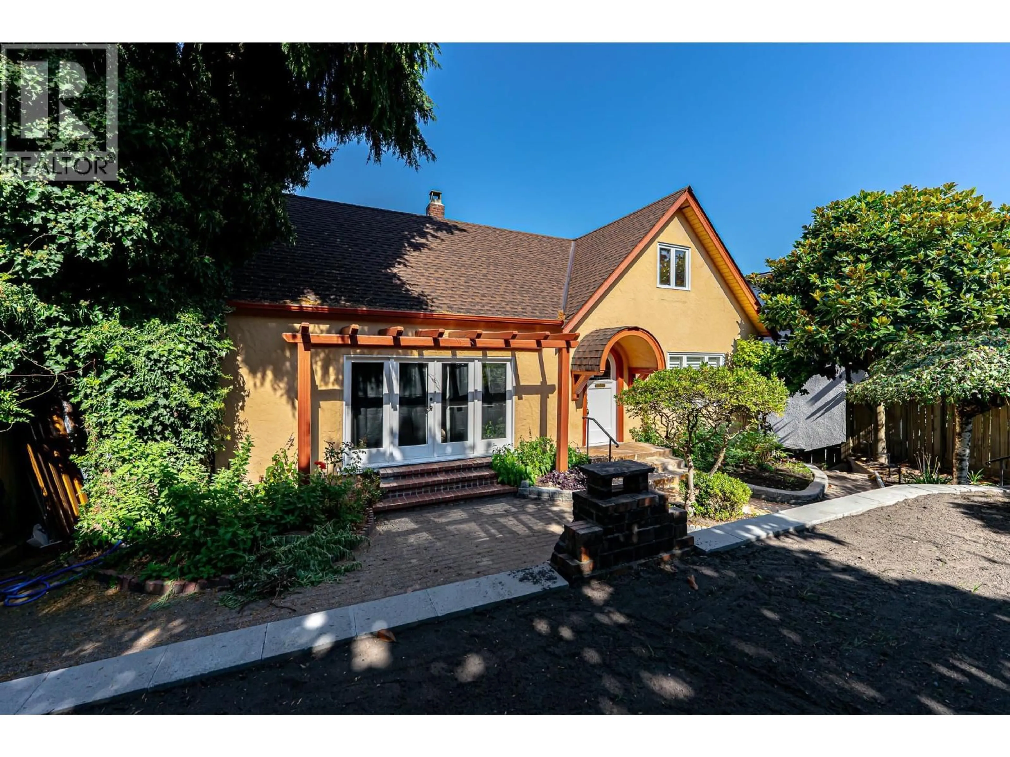 Indoor foyer for 4327 LOCARNO CRESCENT, Vancouver British Columbia V6R1G2