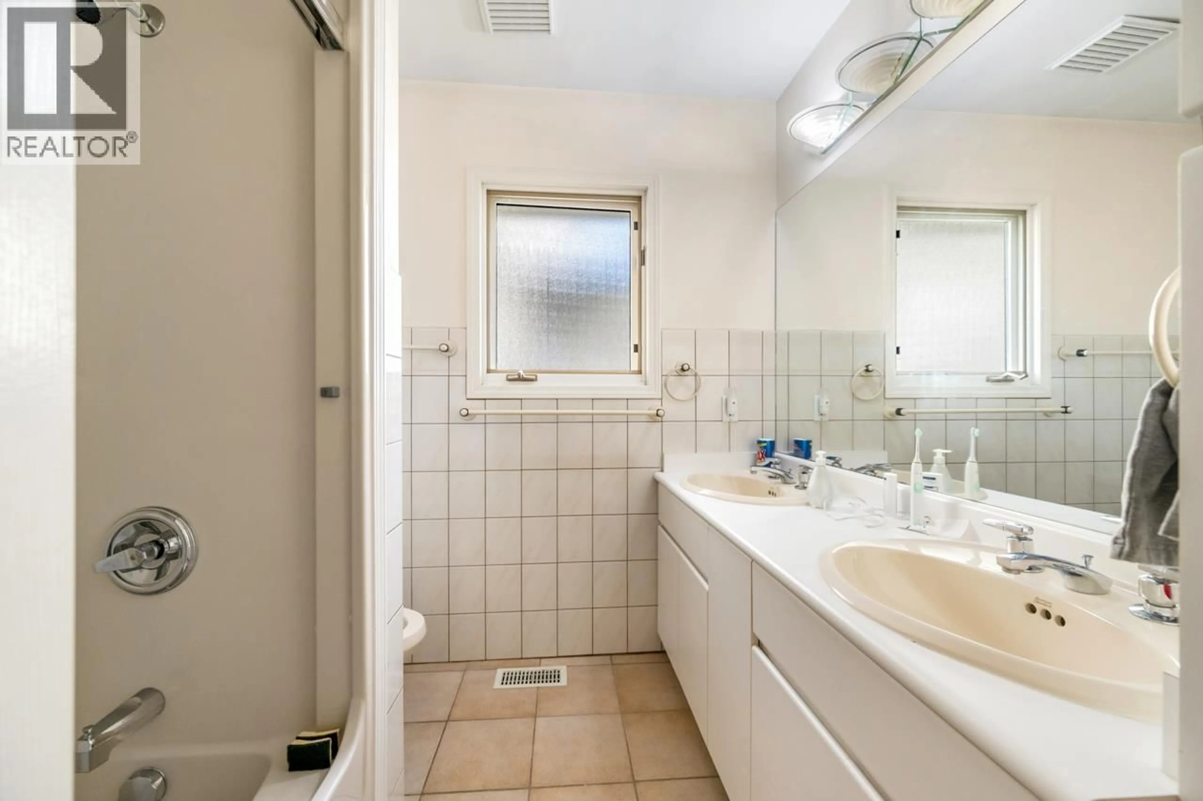 Standard bathroom, ceramic/tile floor for 5942 LAUREL STREET, Vancouver British Columbia V5Z3W3