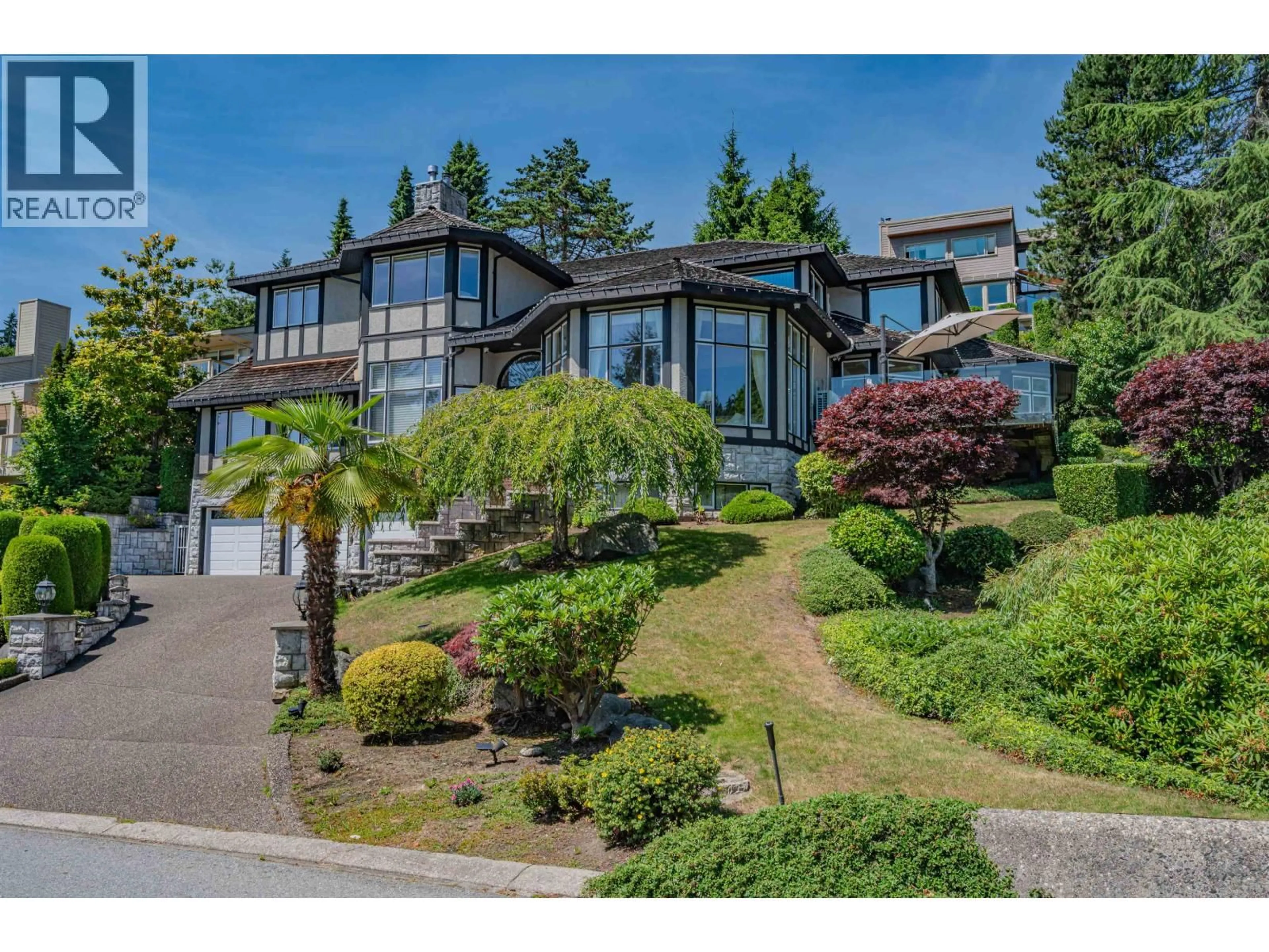 A pic from outside/outdoor area/front of a property/back of a property/a pic from drone, unknown for 2327 WESTHILL DRIVE, West Vancouver British Columbia V7S2Z2