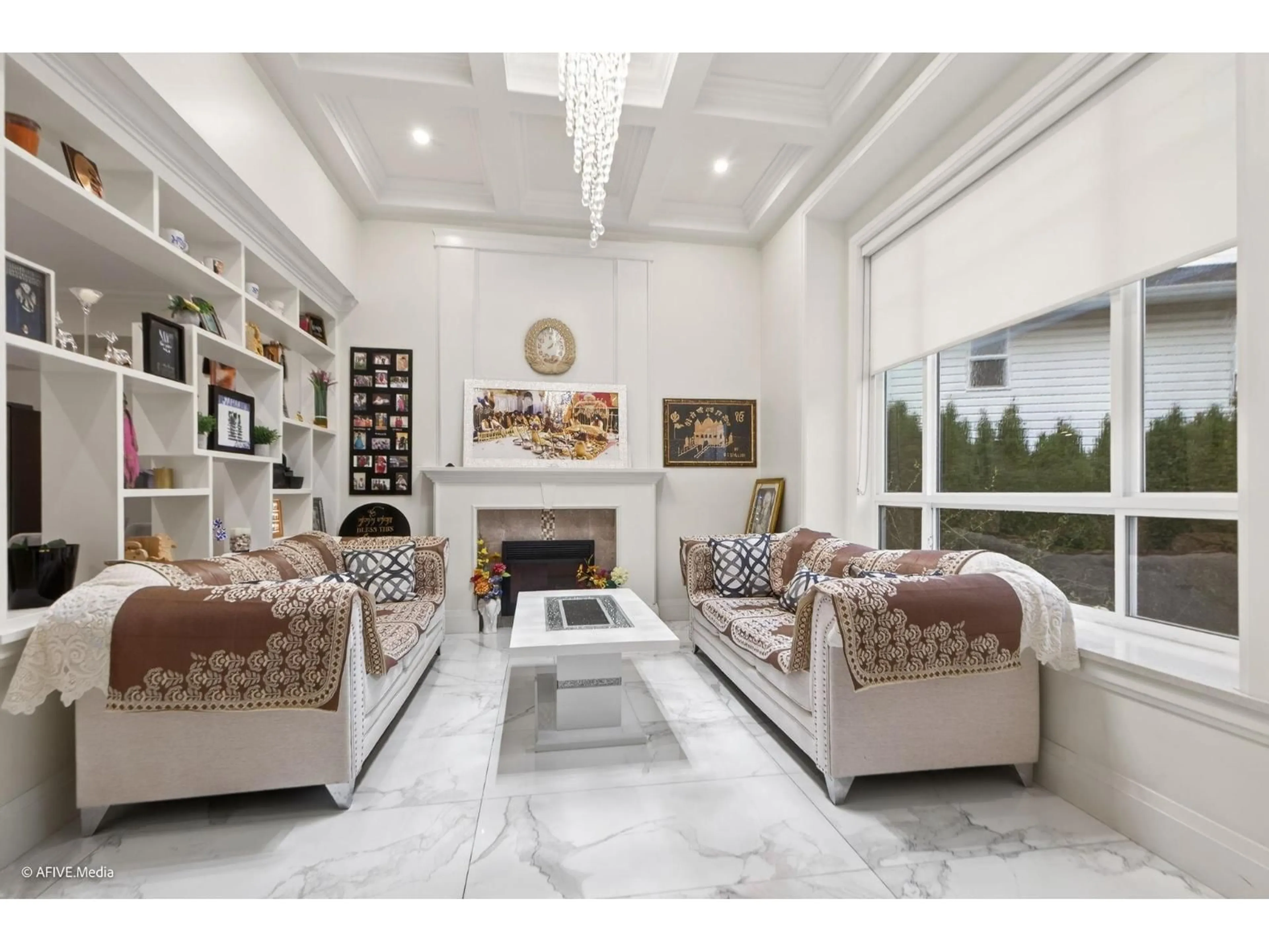 Living room with furniture, ceramic/tile floor for 2964 BERGMAN STREET, Abbotsford British Columbia V4X1H3