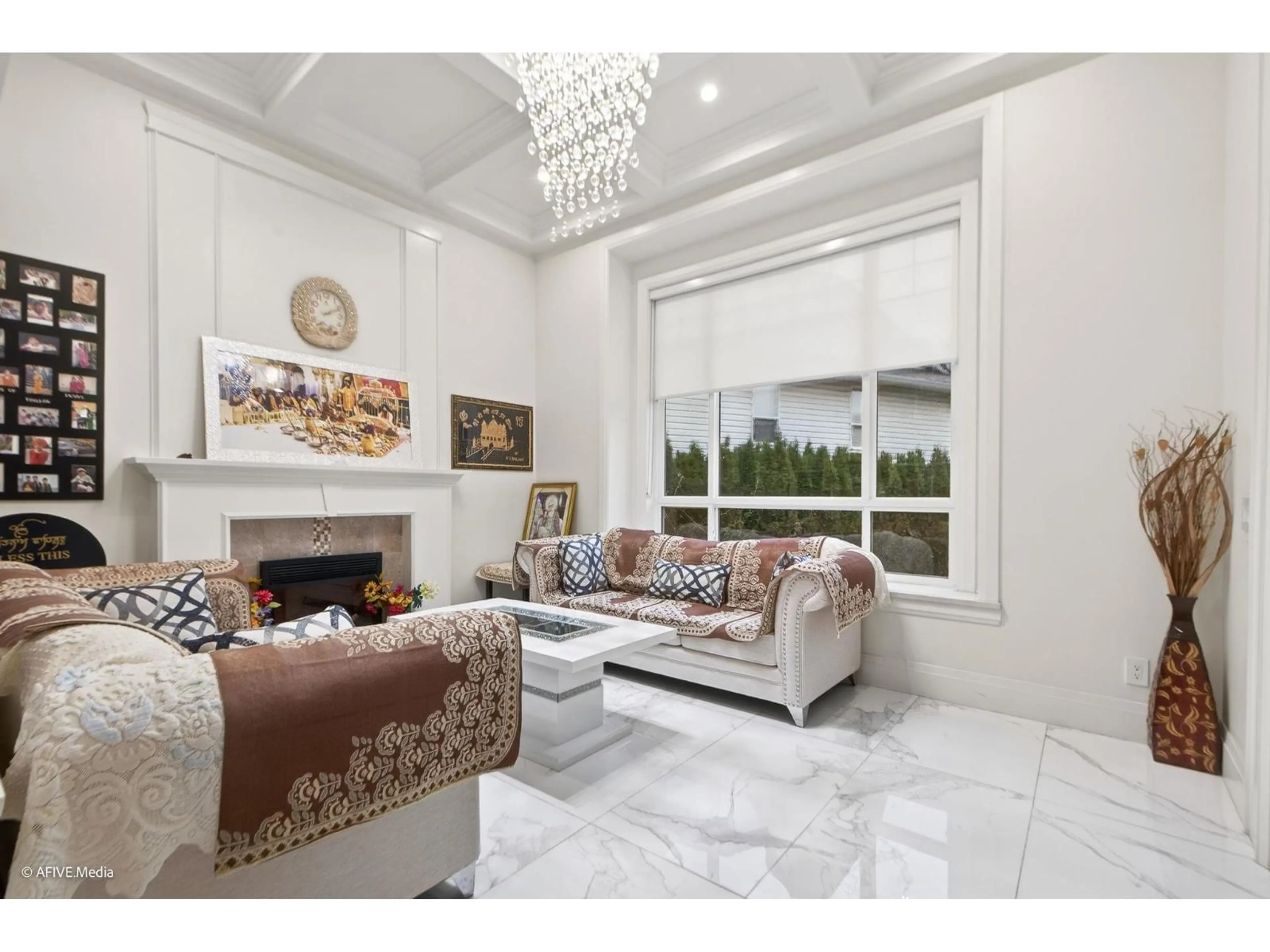 Living room with furniture, ceramic/tile floor for 2964 BERGMAN STREET, Abbotsford British Columbia V4X1H3