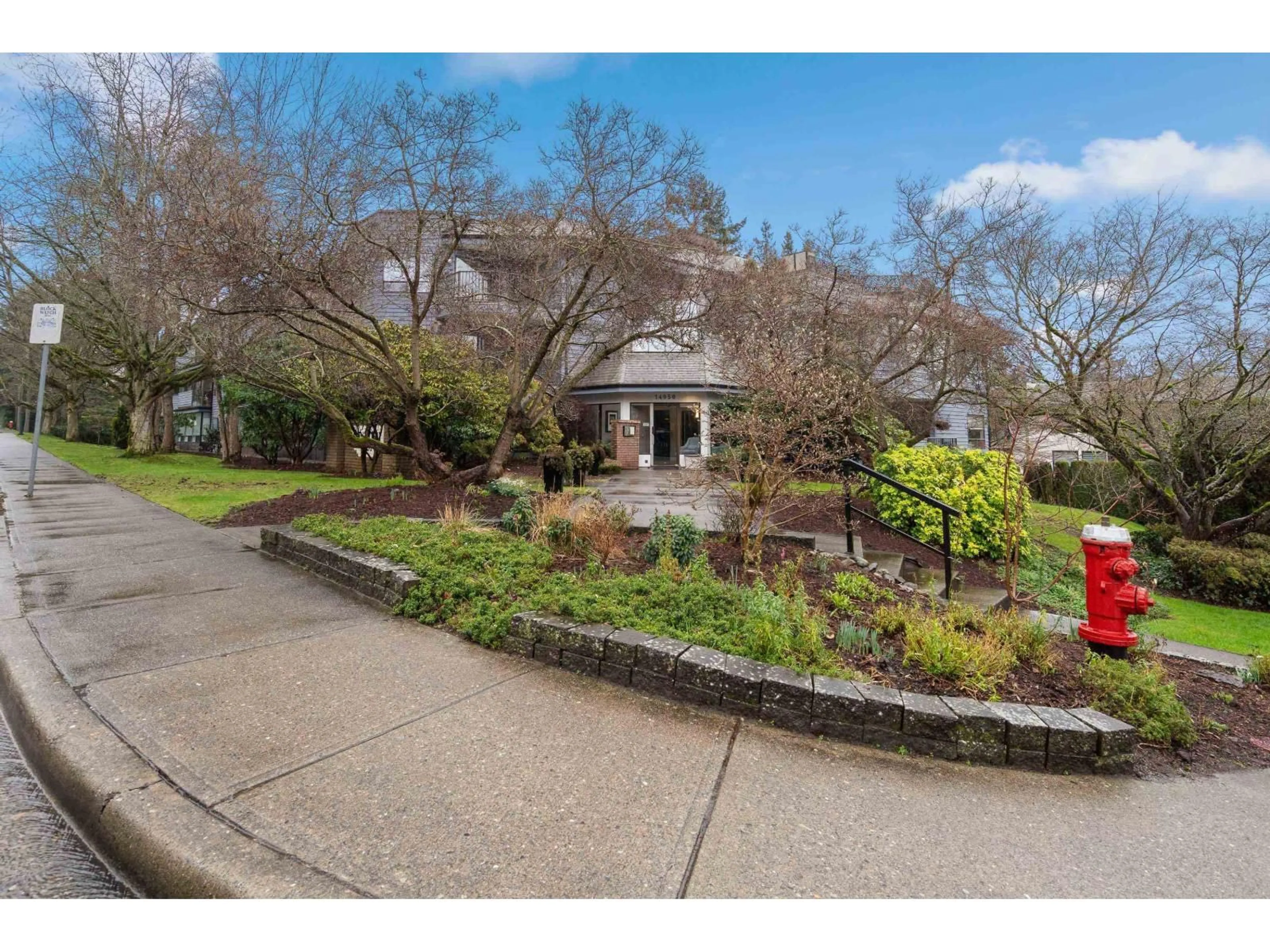 A pic from outside/outdoor area/front of a property/back of a property/a pic from drone, street for 202 - 14950 THRIFT AVENUE, White Rock British Columbia V4B2J9