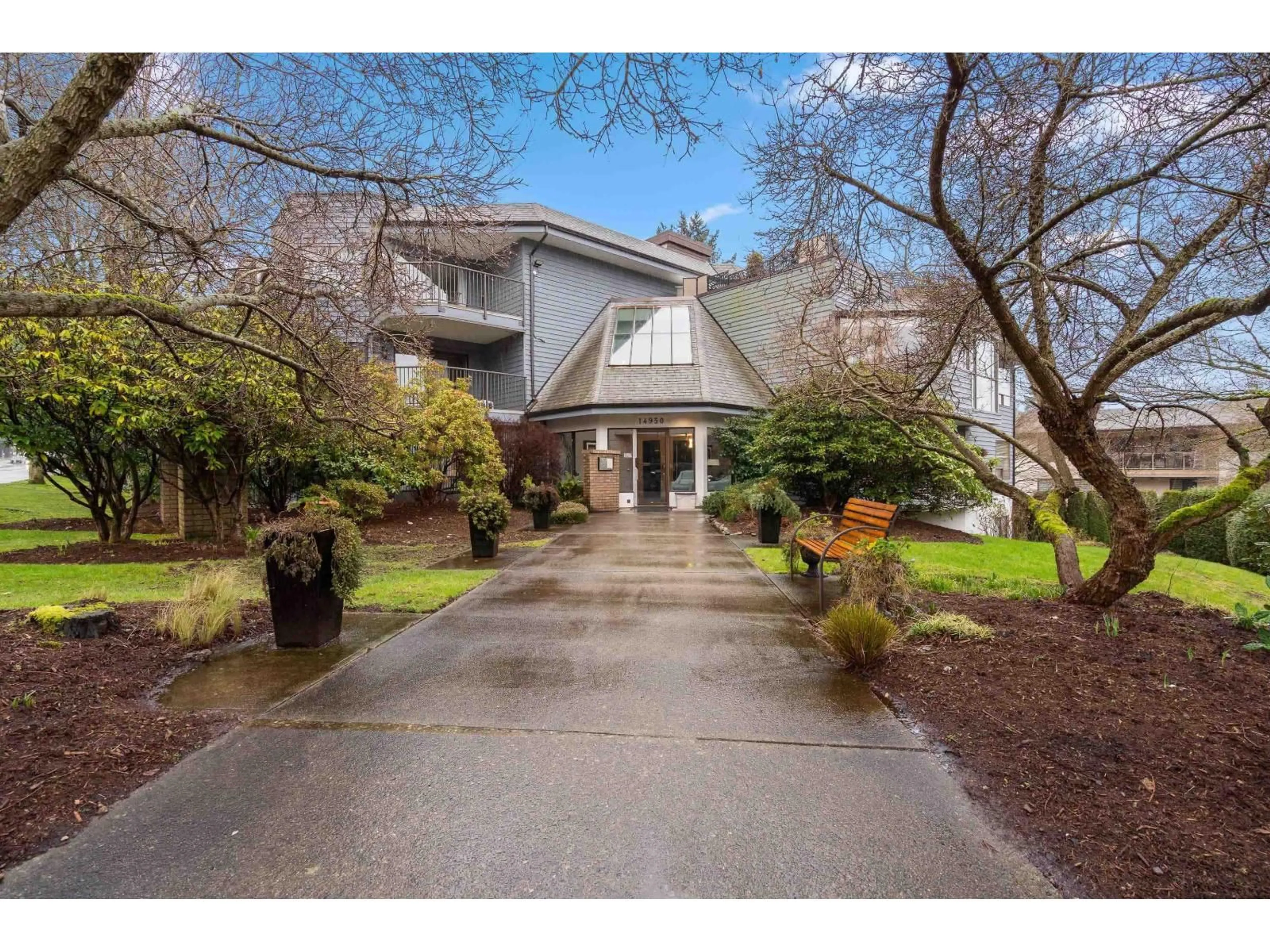 Indoor foyer for 202 - 14950 THRIFT AVENUE, White Rock British Columbia V4B2J9