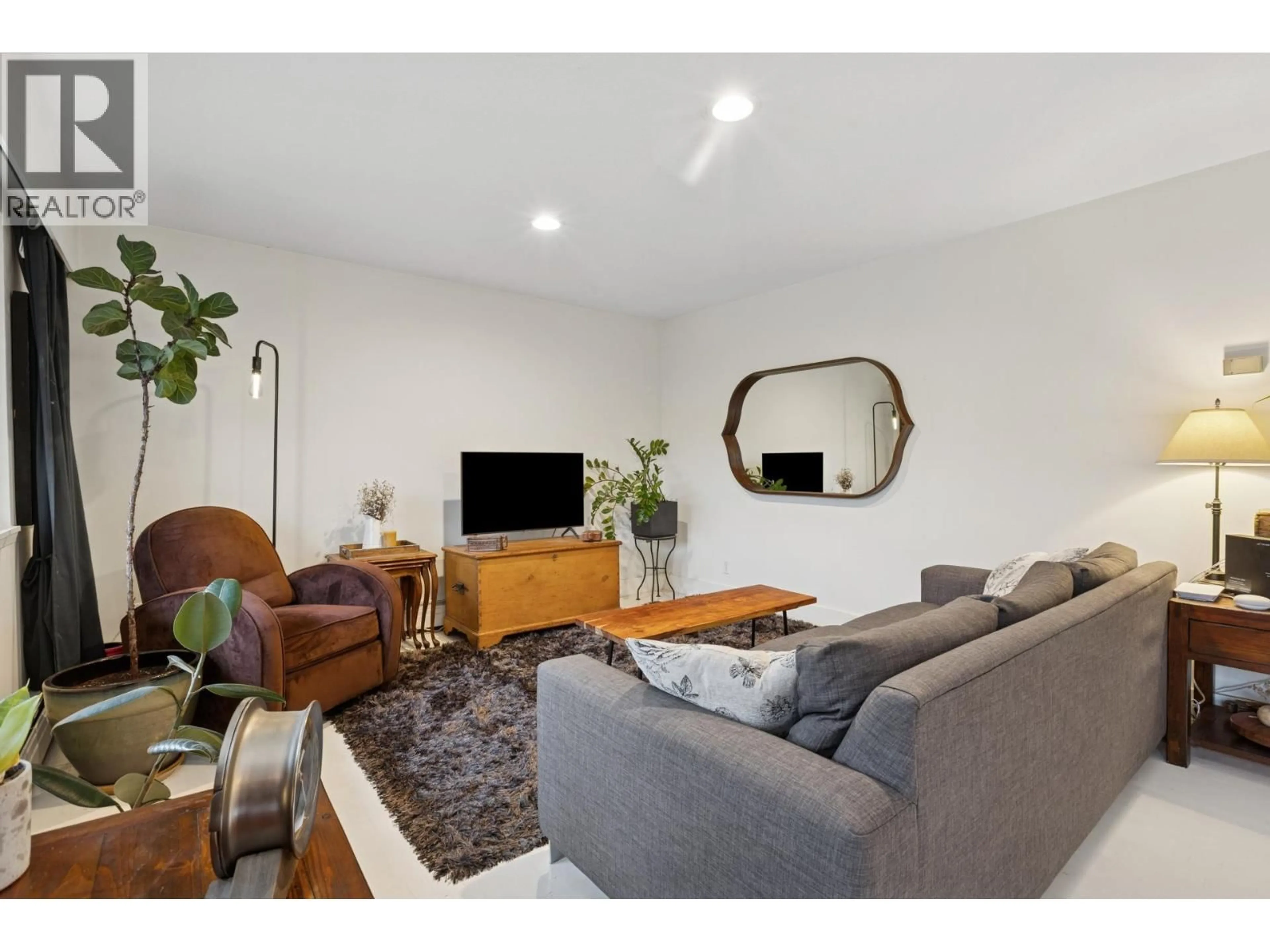 Living room with furniture, unknown for 402 - 555 28TH STREET, North Vancouver British Columbia V7N2J7