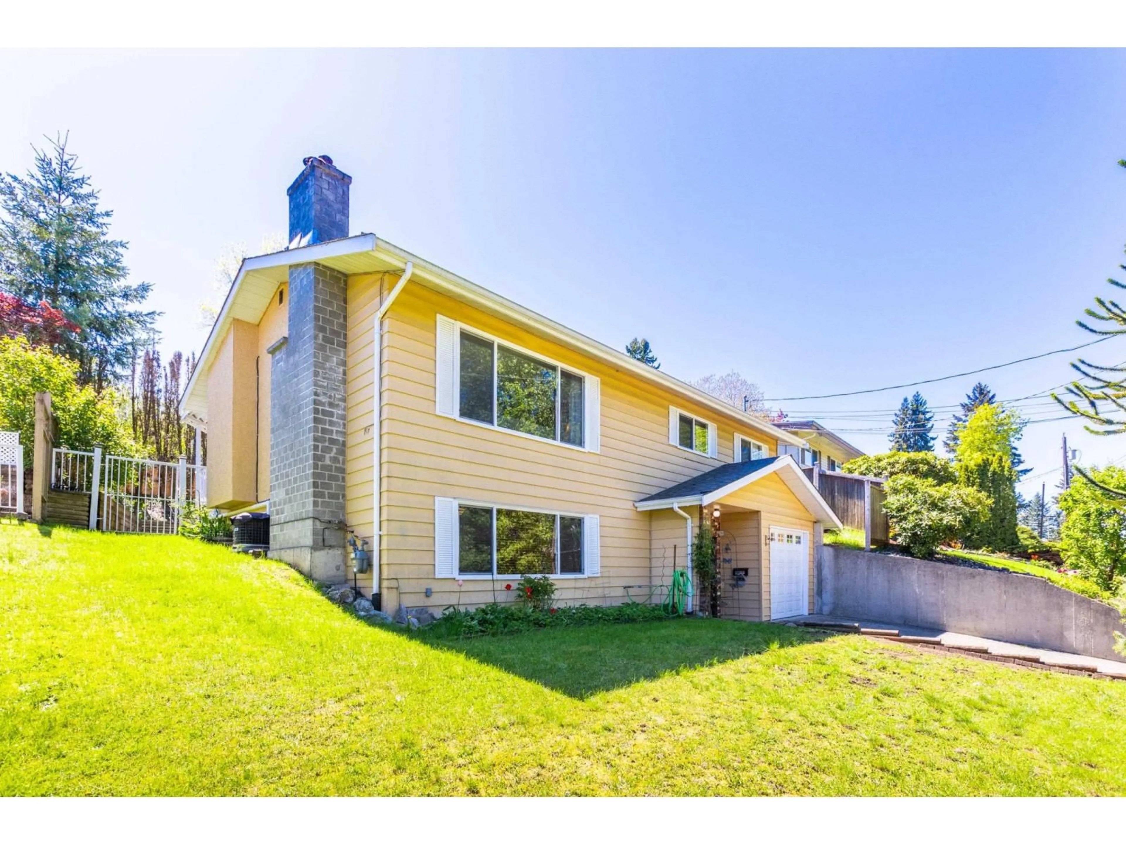 Home with vinyl exterior material, street for 34470 LABURNUM AVENUE, Abbotsford British Columbia V2S4V2