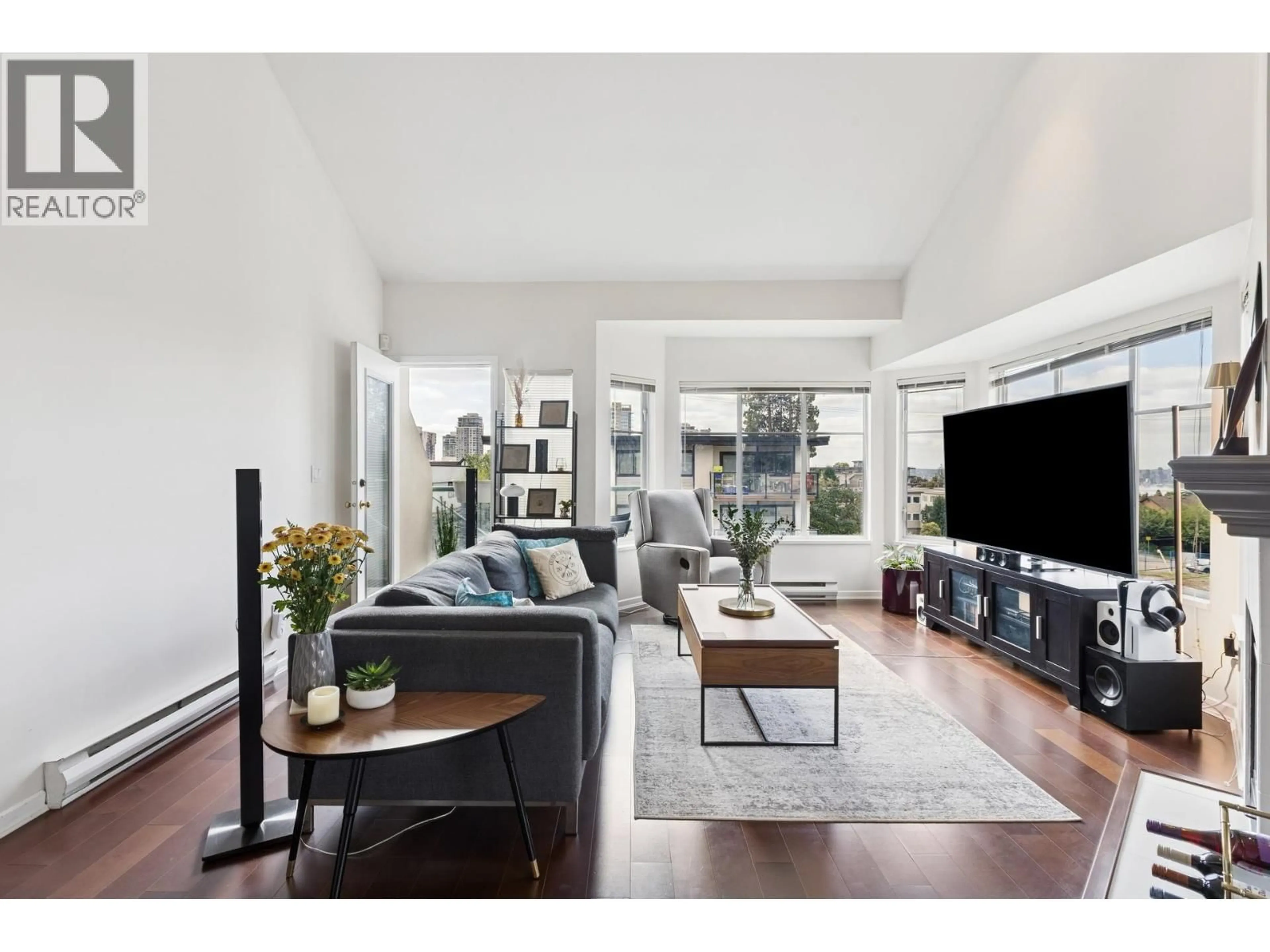 Living room with furniture, unknown for 303 - 131 20TH STREET, North Vancouver British Columbia V7M1Y2