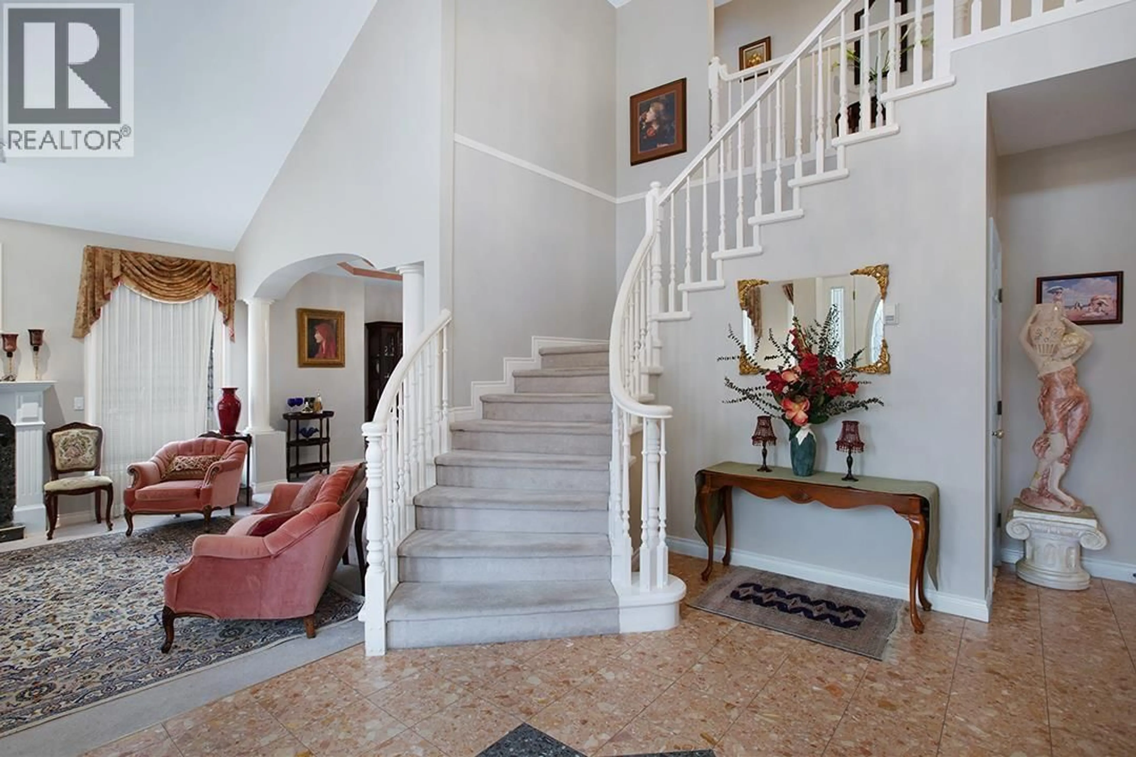 Indoor foyer for 1620 PARKWAY BOULEVARD, Coquitlam British Columbia V3E2Y5