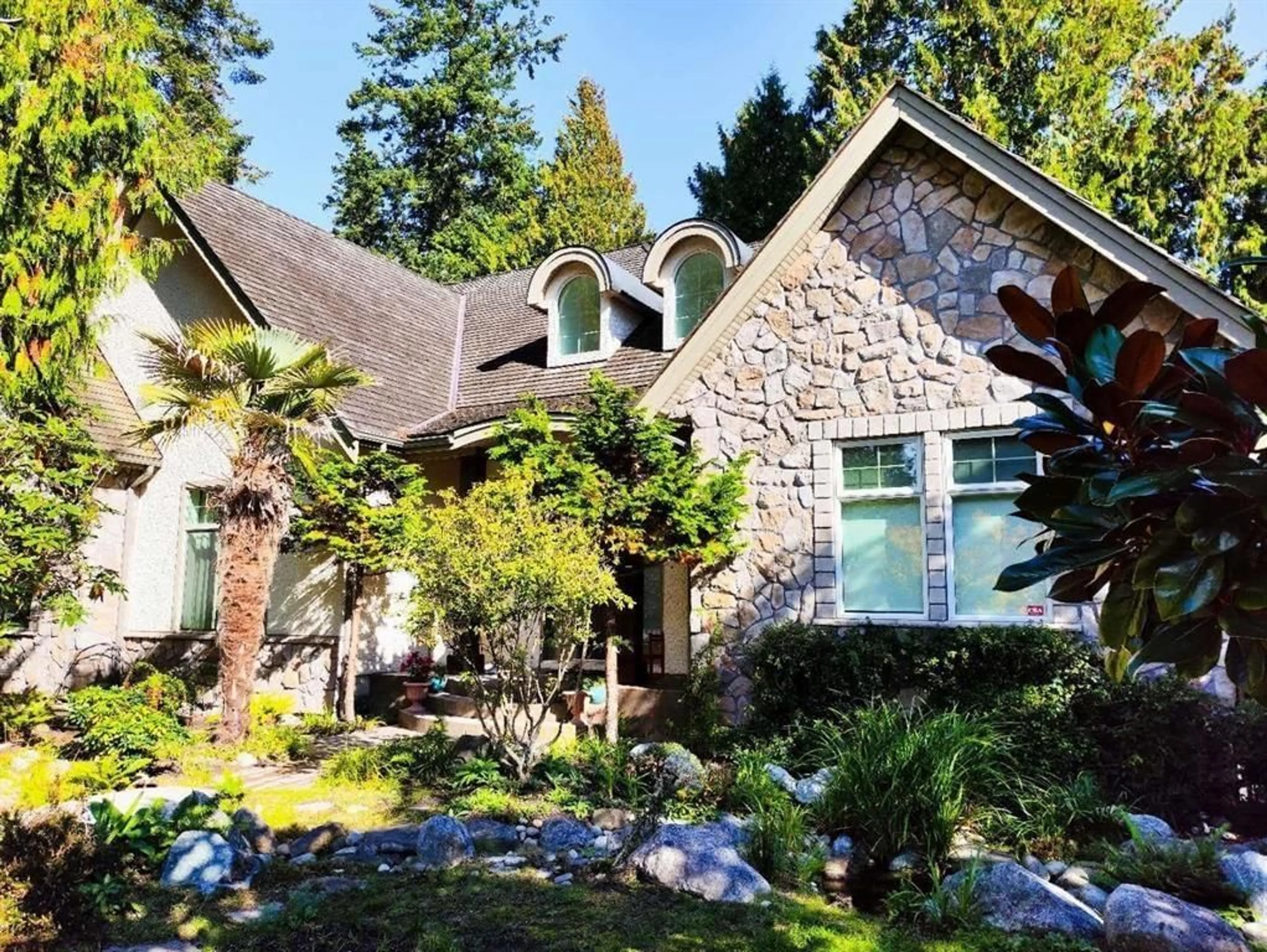 Home with brick exterior material, mountain view for 1688 134B STREET, Surrey British Columbia V4A0A6