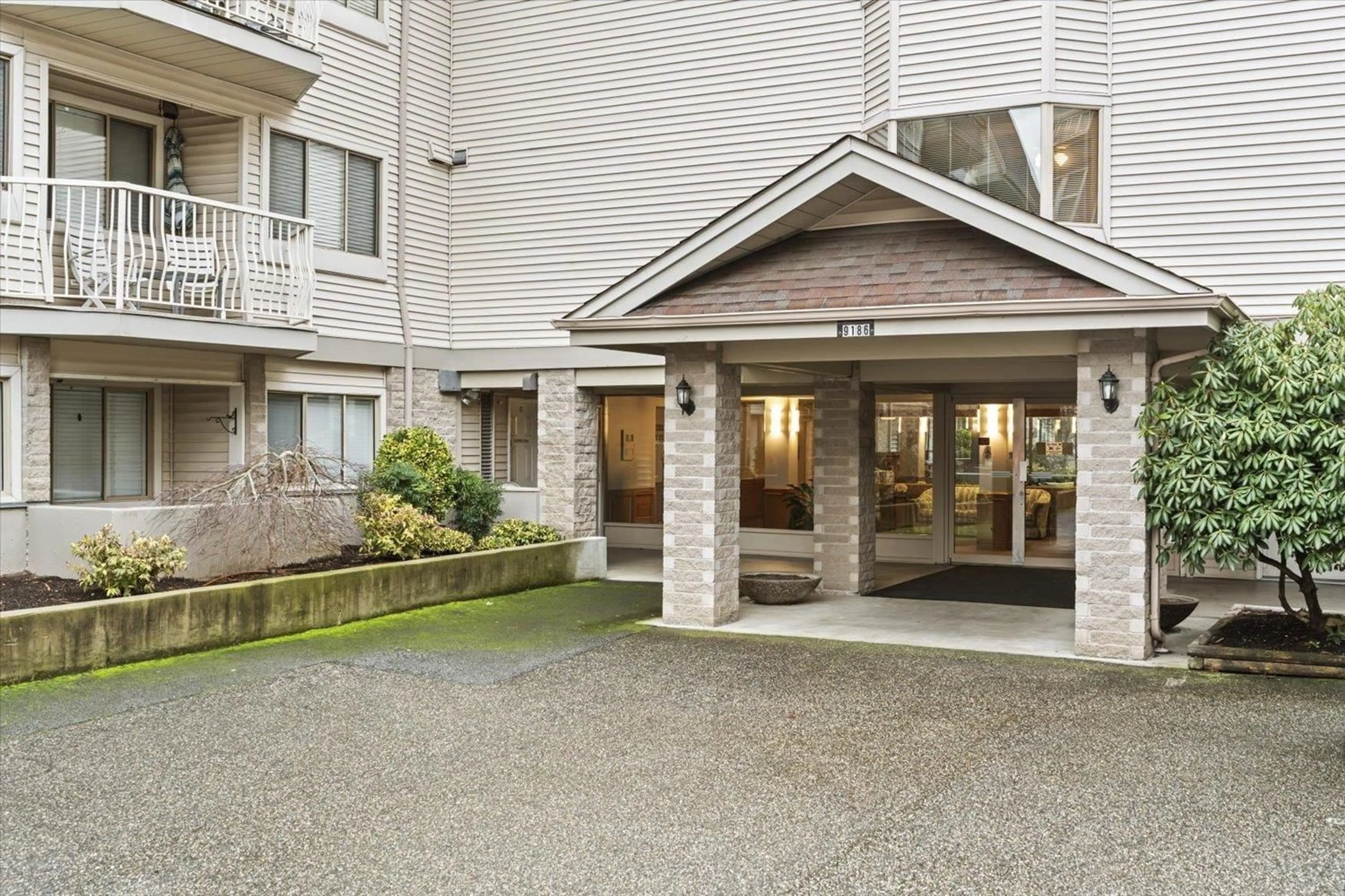 Indoor foyer for 210 - 9186 EDWARD STREET, Chilliwack British Columbia V2P7X6