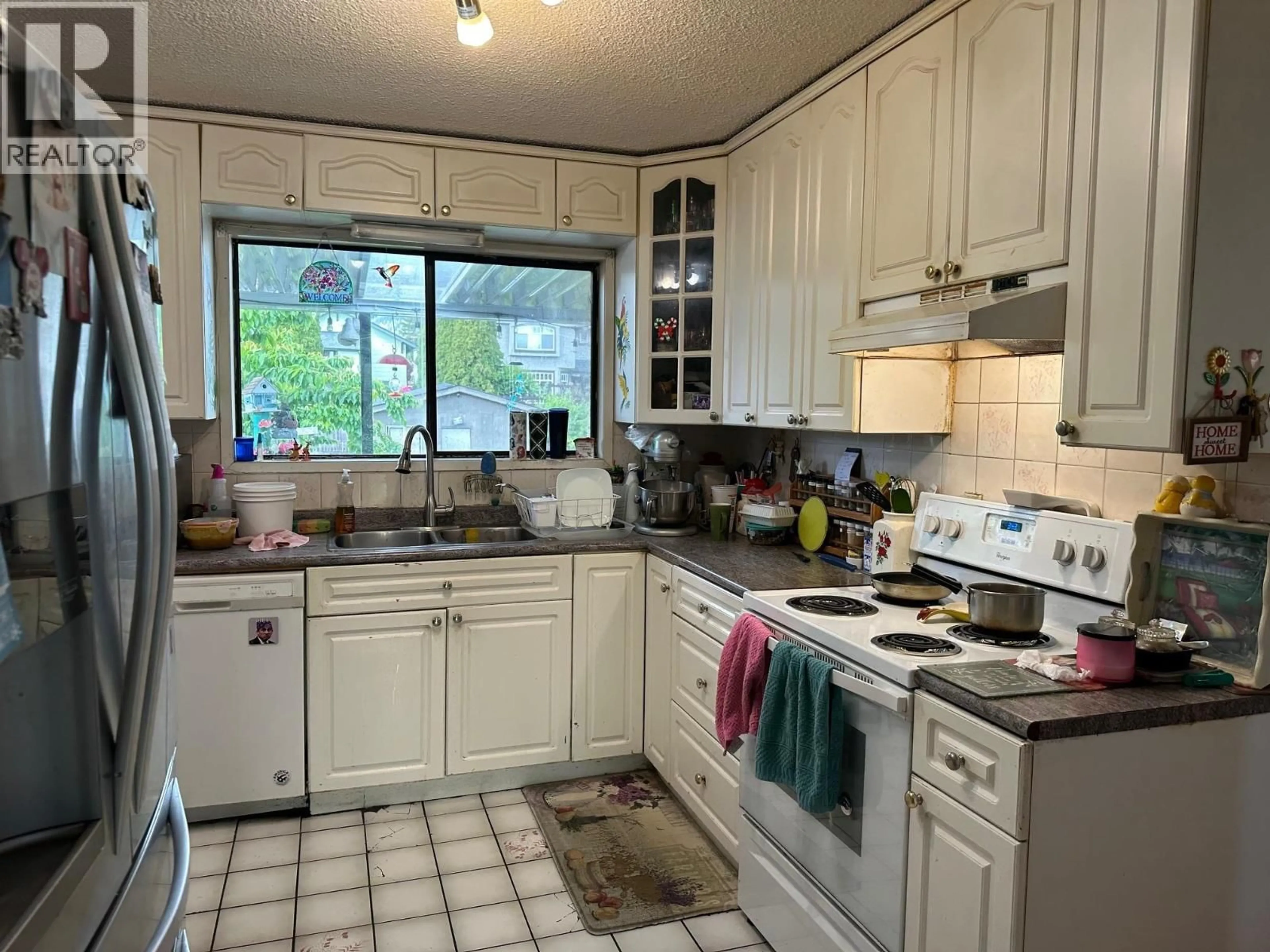 Standard kitchen, unknown for 332 14TH STREET, North Vancouver British Columbia V7M1P6
