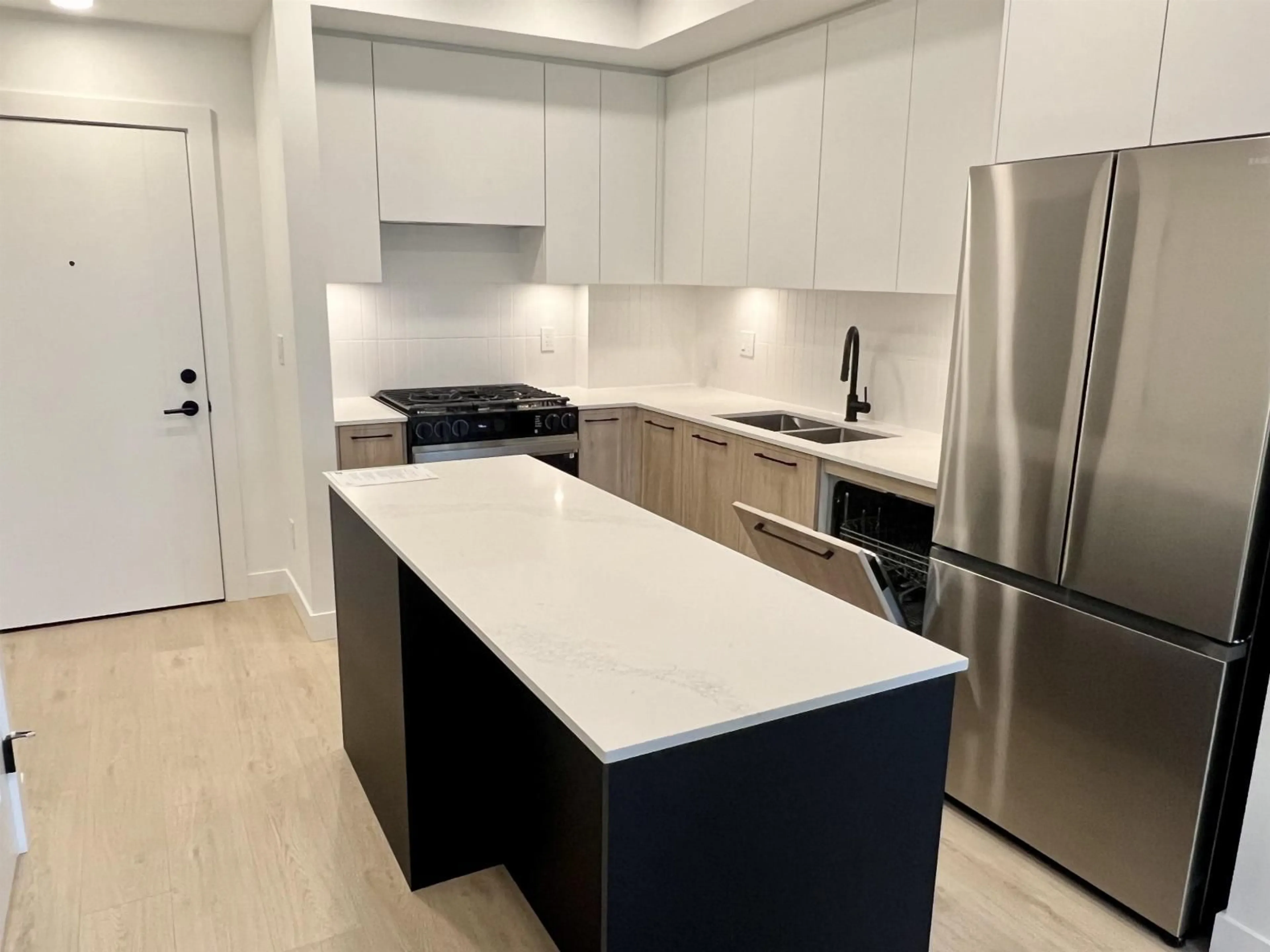 Open concept kitchen, ceramic/tile floor for 108 - 19911 76 AVENUE, Langley British Columbia V2Y1S3