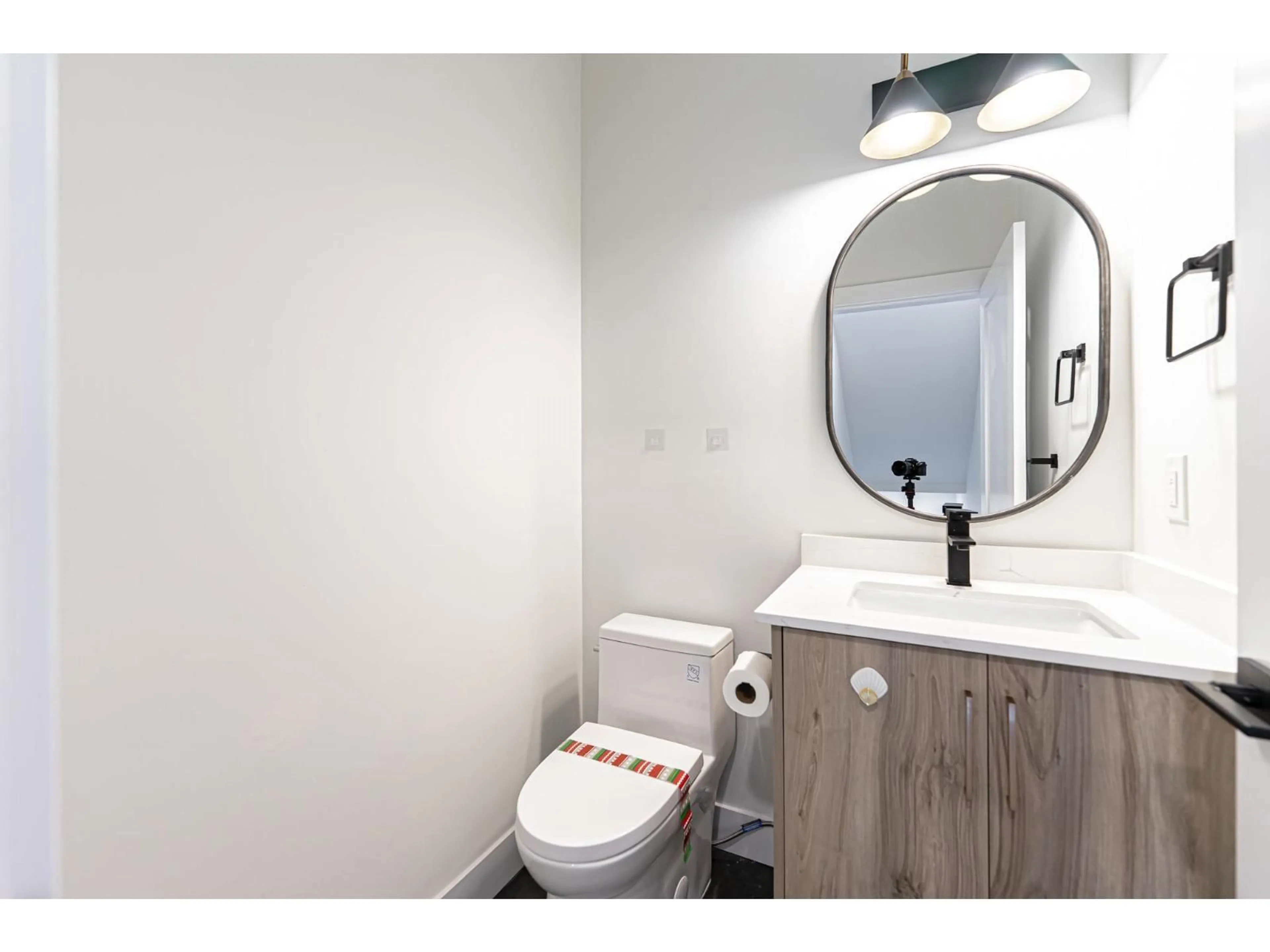 Standard bathroom, unknown for 7 - 16358 23A AVENUE, Surrey British Columbia V3Z1J7