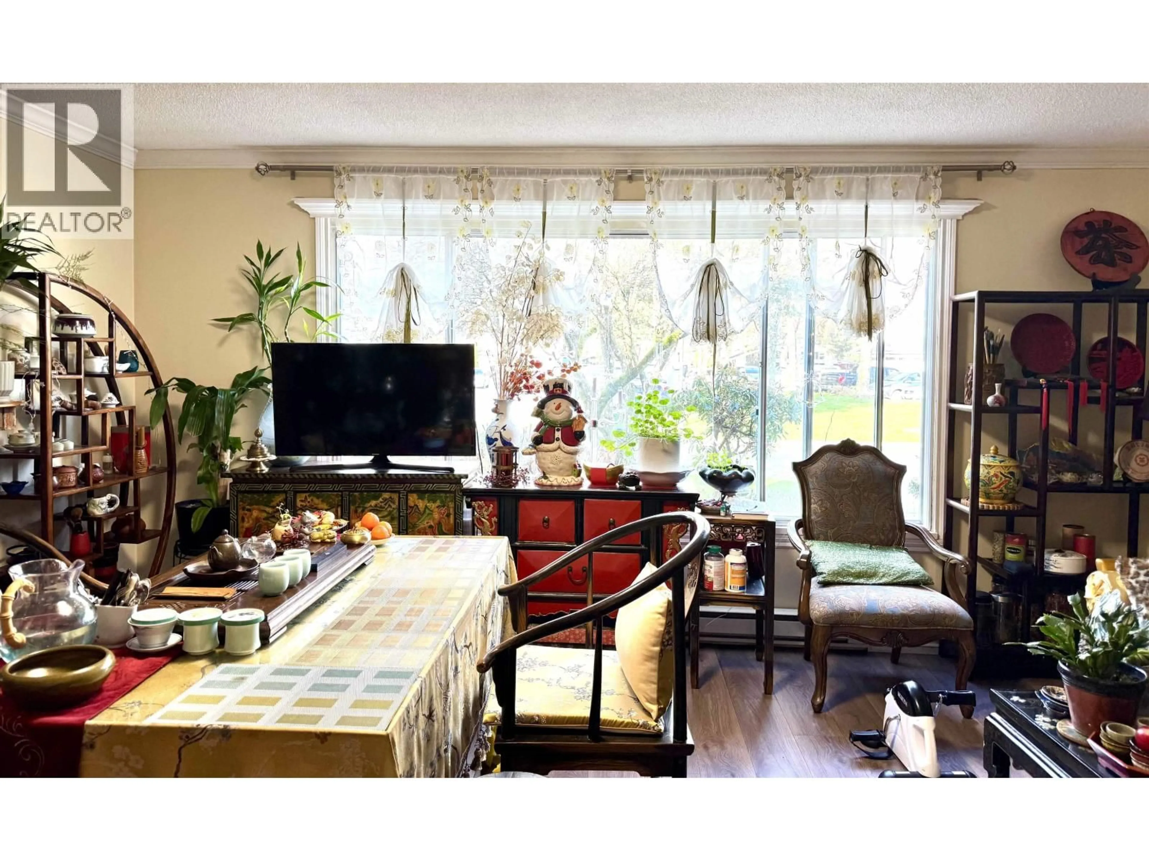Living room with furniture, wood/laminate floor for 11311 CARAVEL COURT, Richmond British Columbia V7E4L2