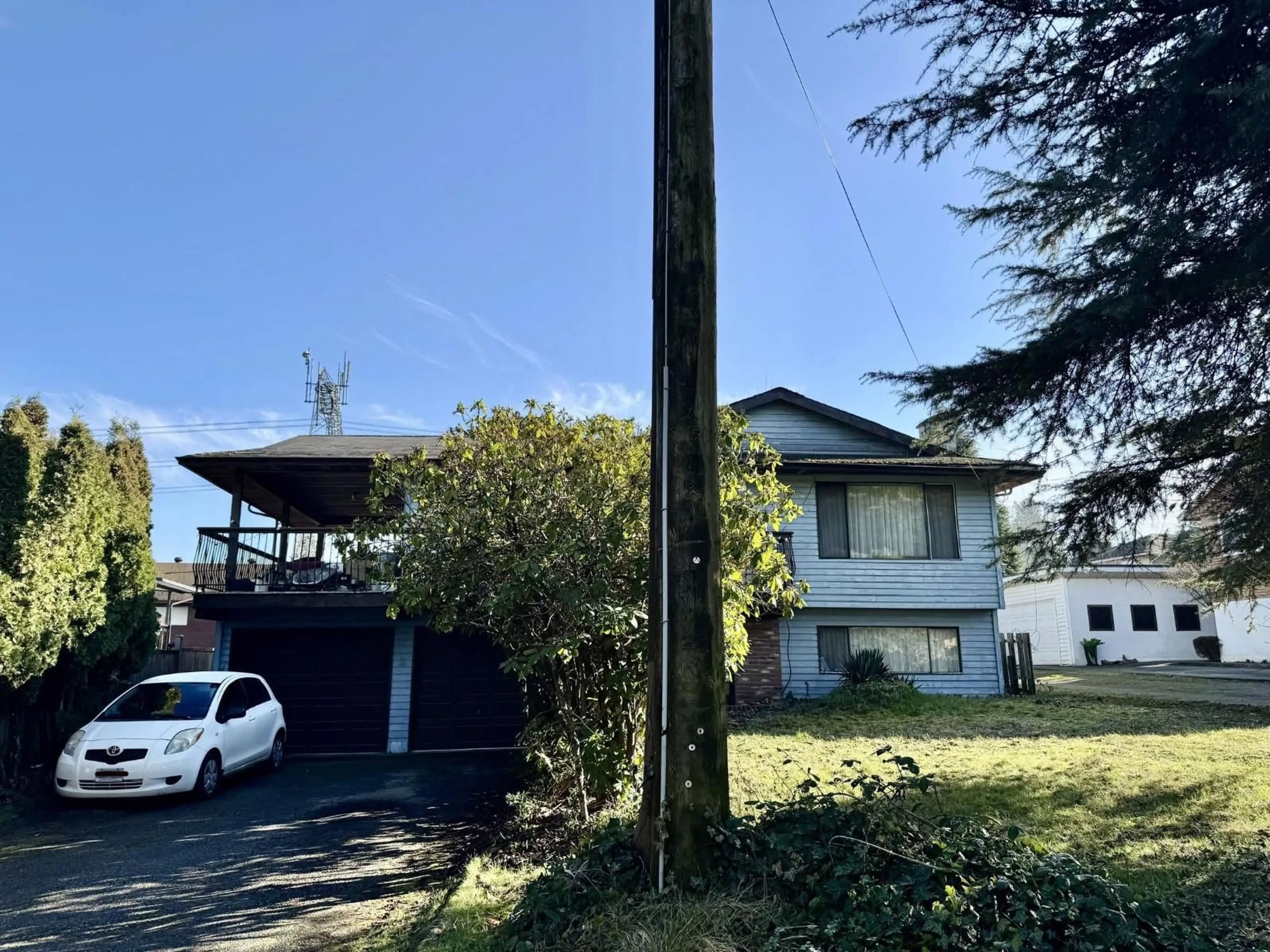 A pic from outside/outdoor area/front of a property/back of a property/a pic from drone, street for 14222 GROSVENOR ROAD, Surrey British Columbia V3R5H2