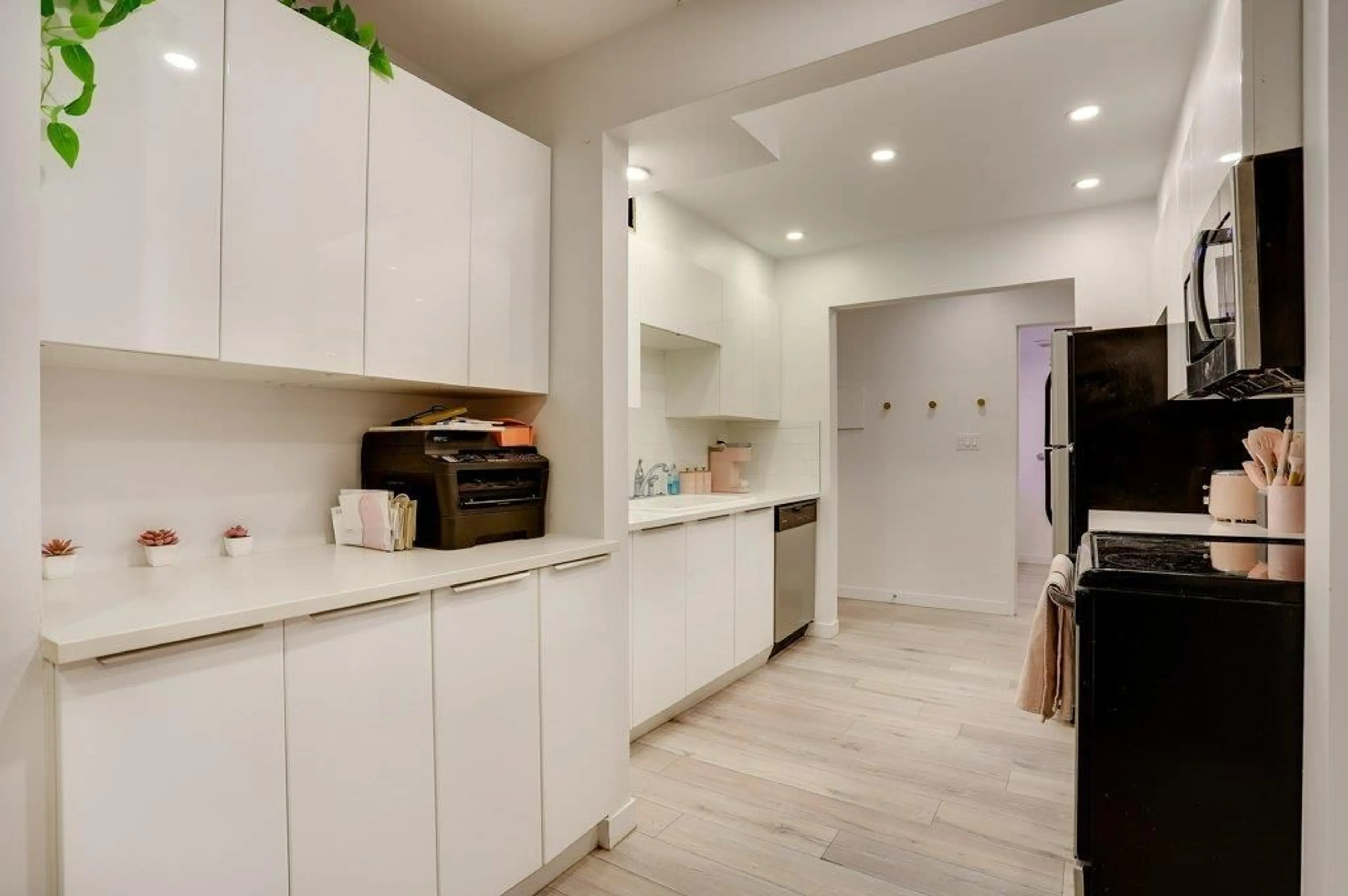 Open concept kitchen, ceramic/tile floor for 105 - 1544 FIR STREET, White Rock British Columbia V4B4B7