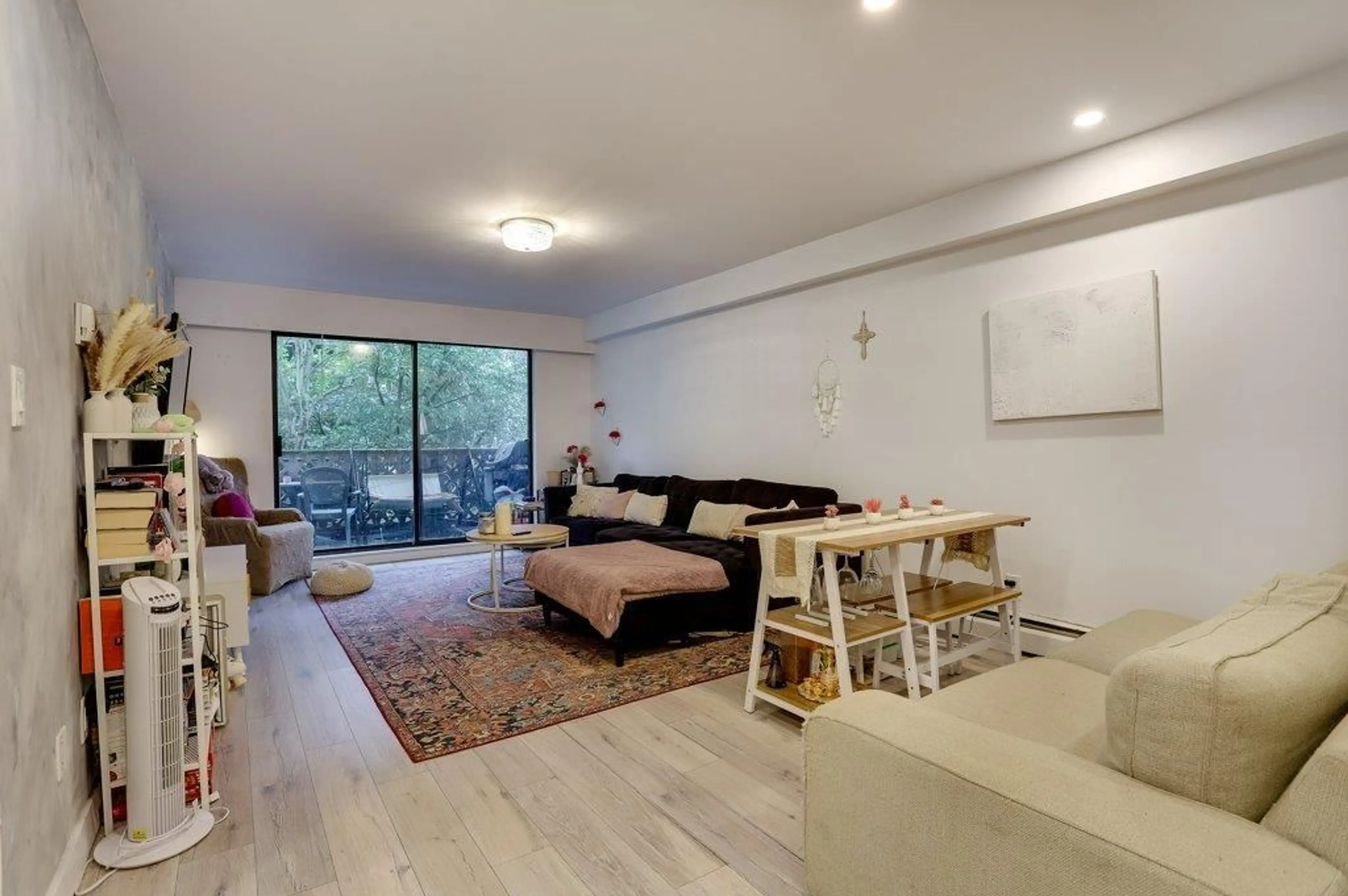 Living room with furniture, wood/laminate floor for 105 - 1544 FIR STREET, White Rock British Columbia V4B4B7