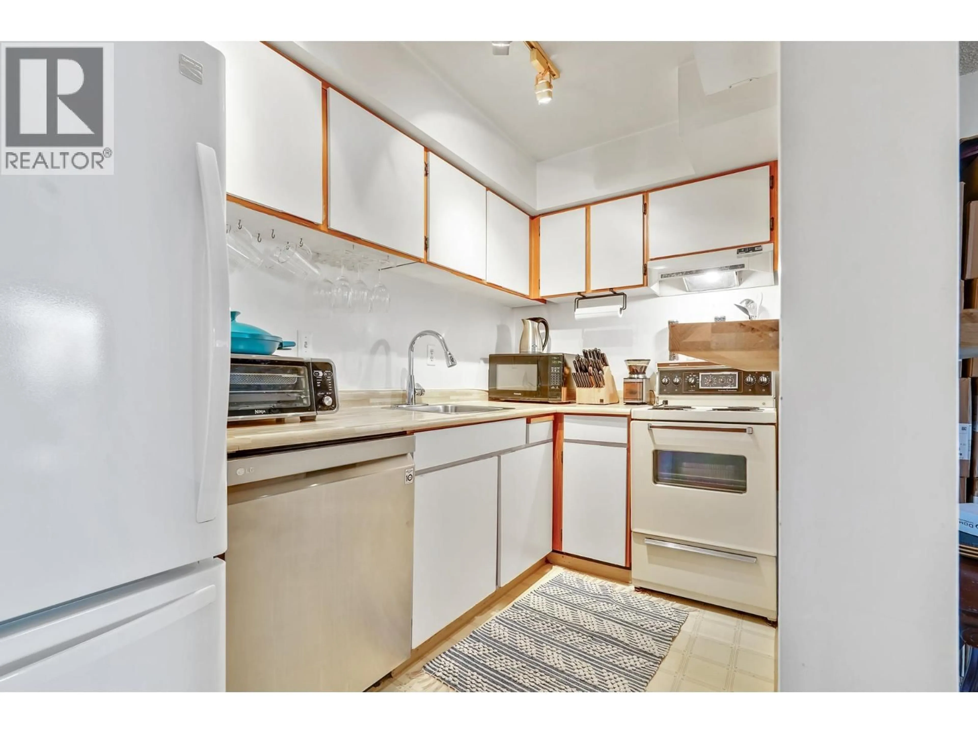 Standard kitchen, unknown for 402 - 2215 DUNDAS STREET, Vancouver British Columbia V5L1J9
