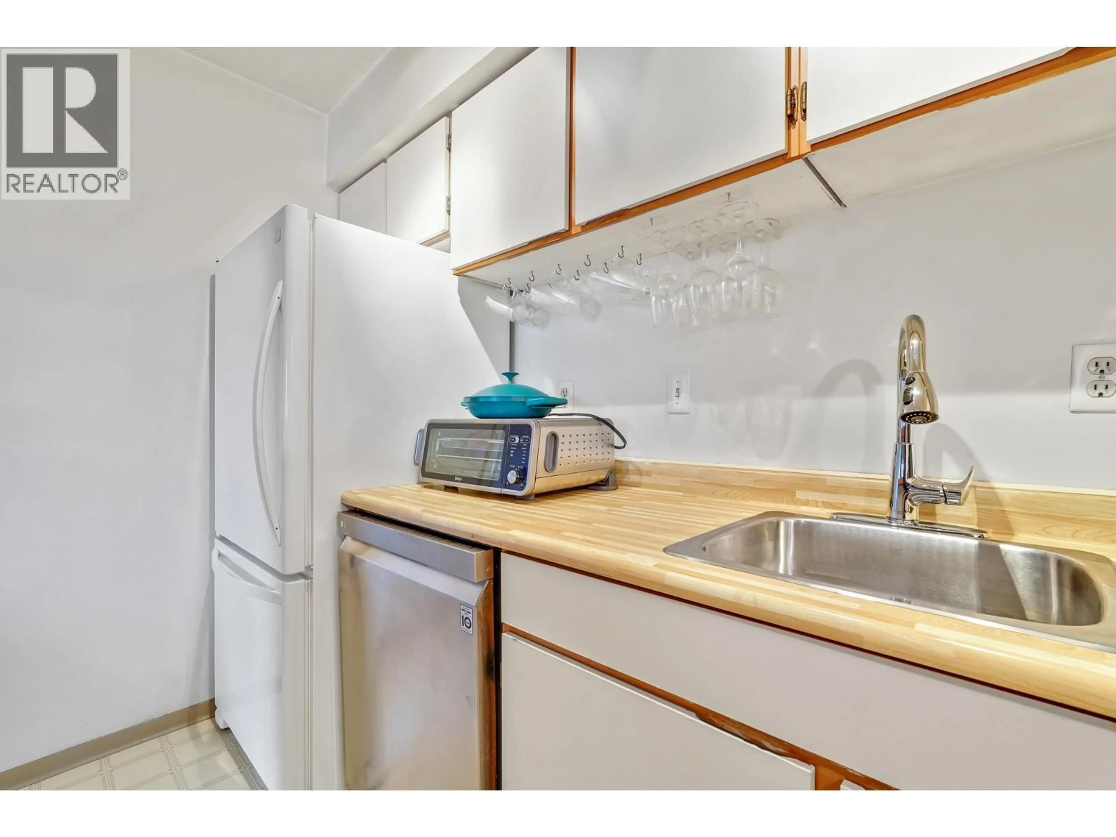 Standard kitchen, unknown for 402 - 2215 DUNDAS STREET, Vancouver British Columbia V5L1J9