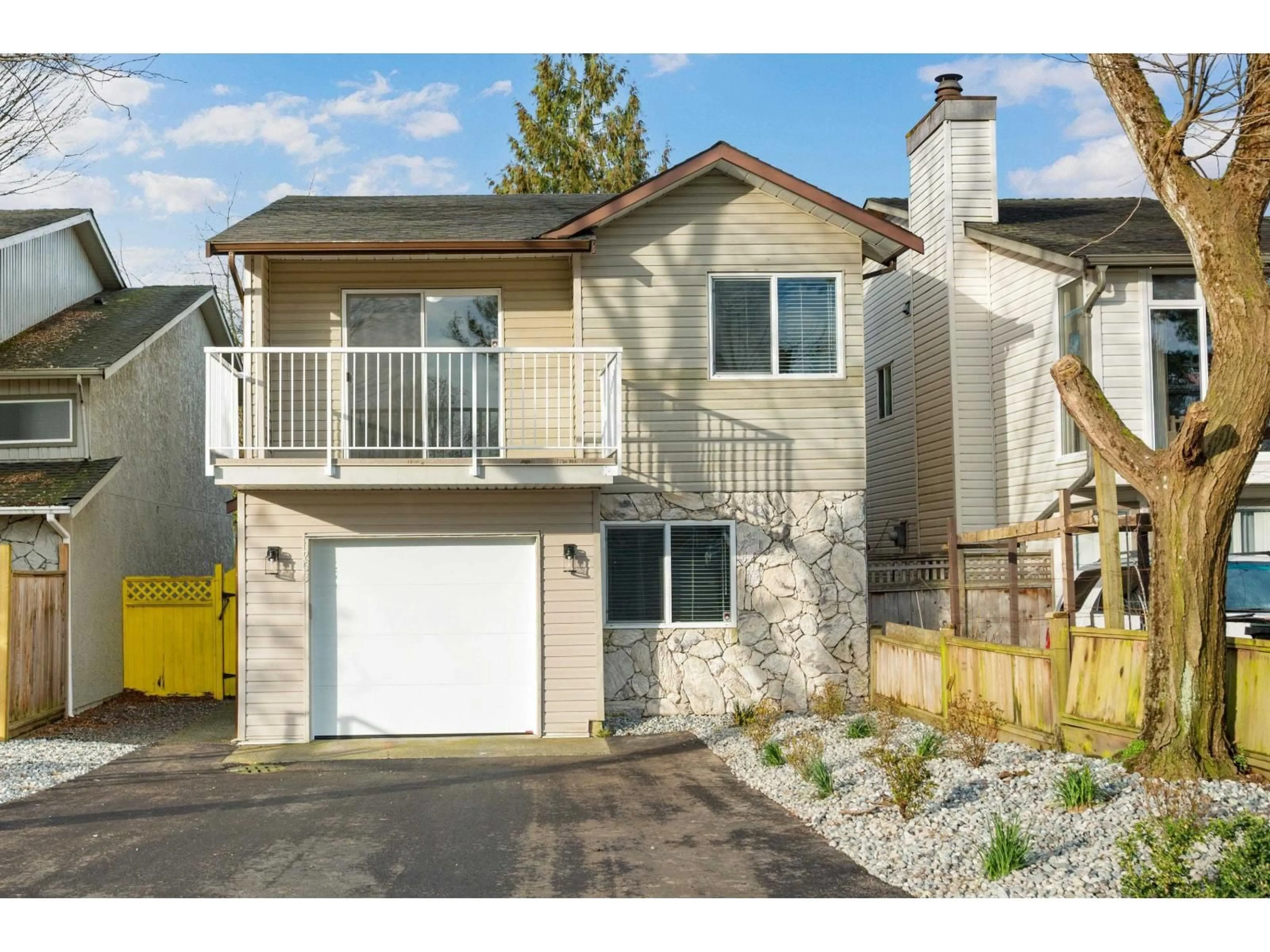 Home with vinyl exterior material, street for 250 DAVIS CRESCENT, Langley British Columbia V4W3K7