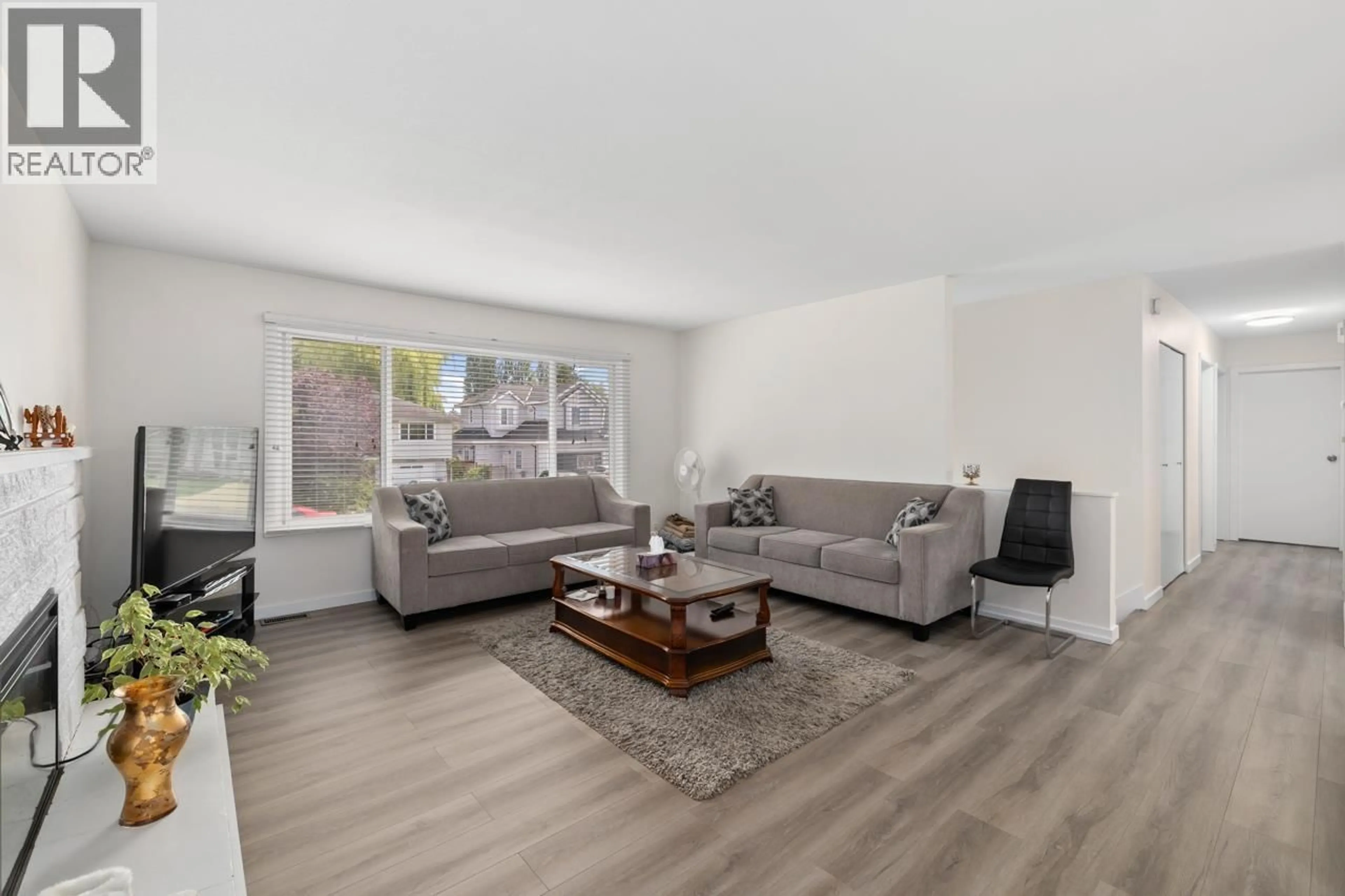 Living room with furniture, wood/laminate floor for 5483 CHESTNUT CRESCENT, Delta British Columbia V4K1J5