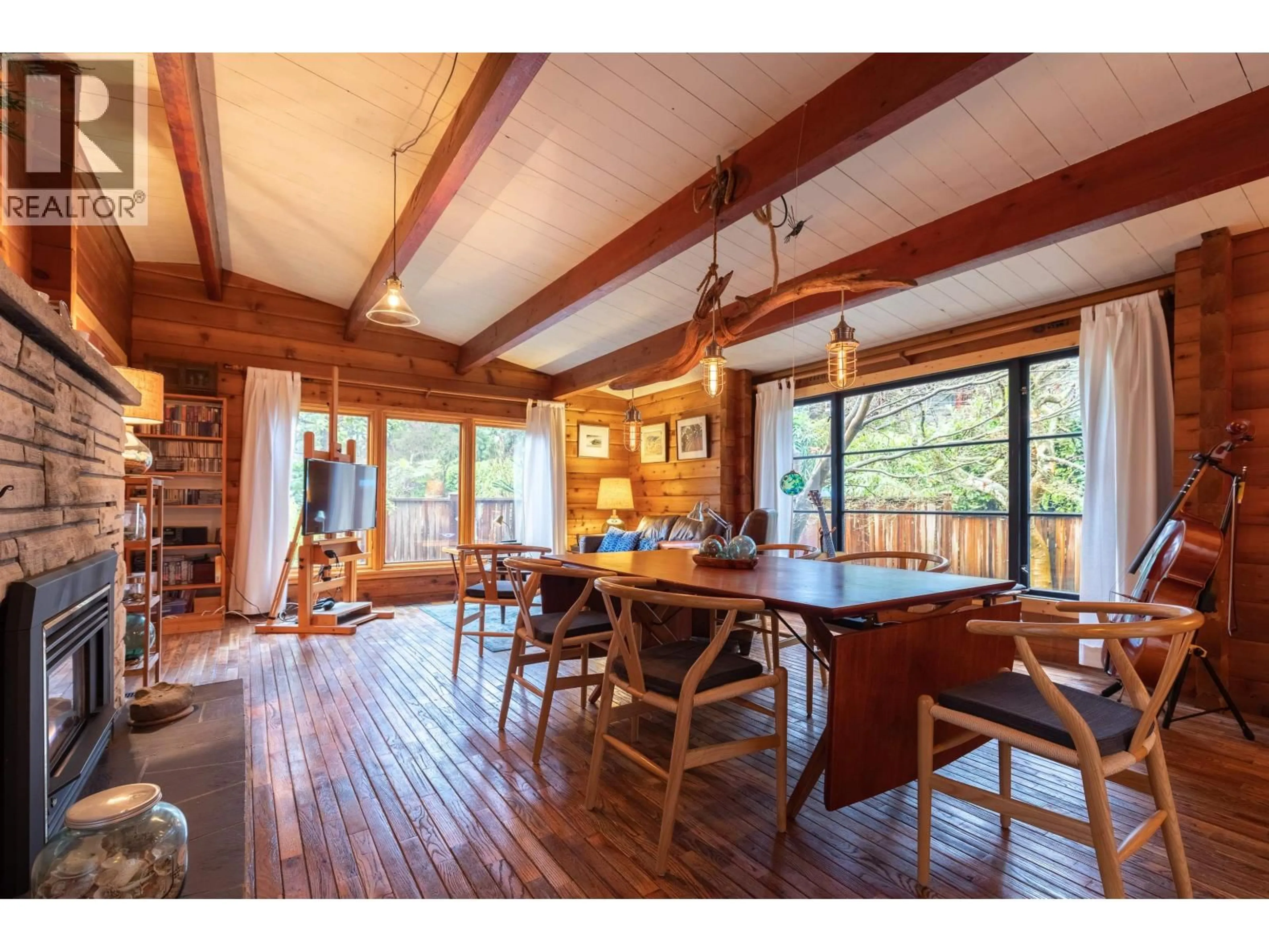 Dining room, wood/laminate floor for 5817 EAGLE ISLAND, West Vancouver British Columbia V7W1V6