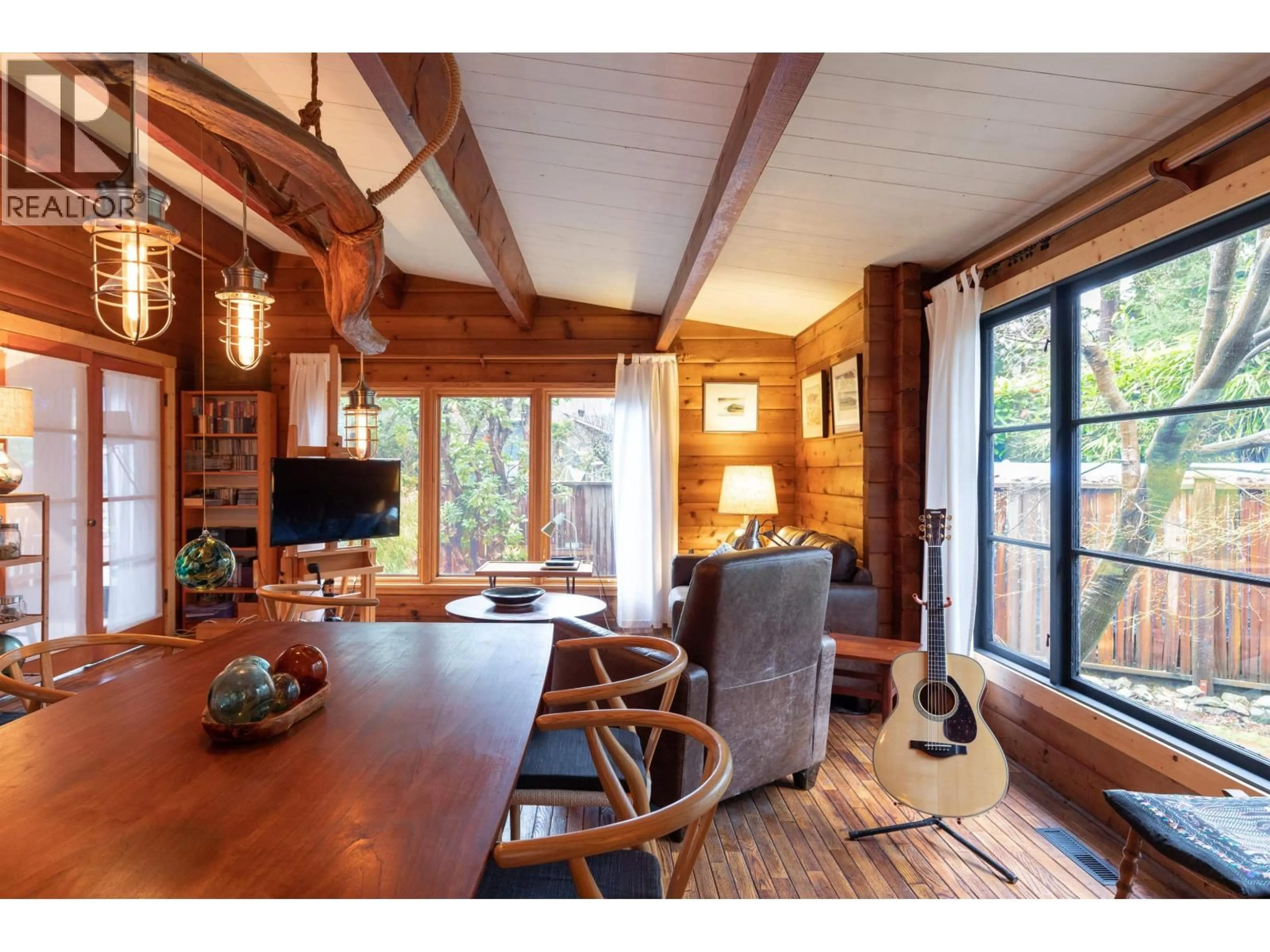 Dining room, wood/laminate floor for 5817 EAGLE ISLAND, West Vancouver British Columbia V7W1V6