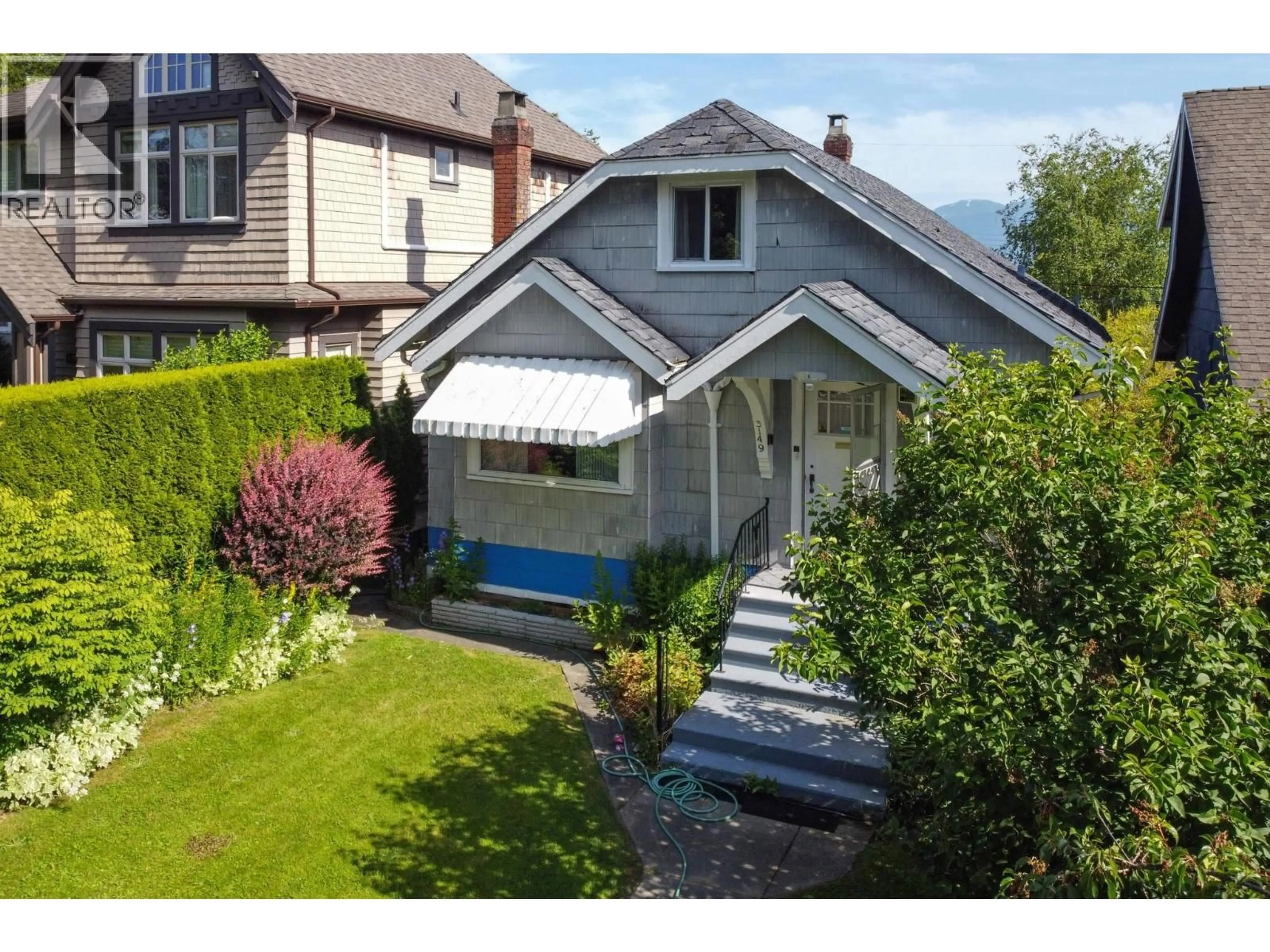 A pic from outside/outdoor area/front of a property/back of a property/a pic from drone, street for 3149 KING EDWARD AVENUE, Vancouver British Columbia V6L1V4