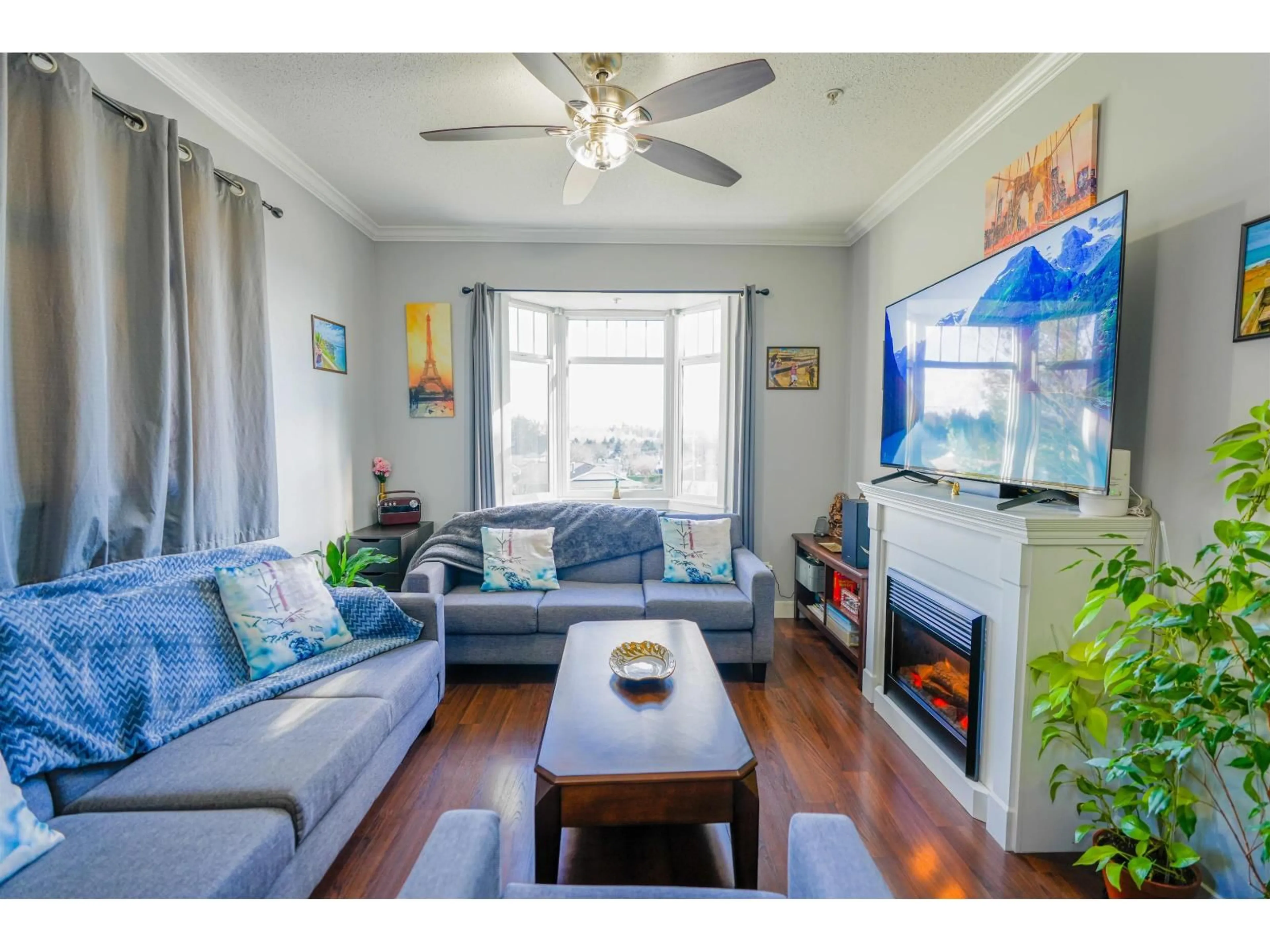 Living room with furniture, wood/laminate floor for 26 - 19551 66 AVENUE, Surrey British Columbia V4N0Z5