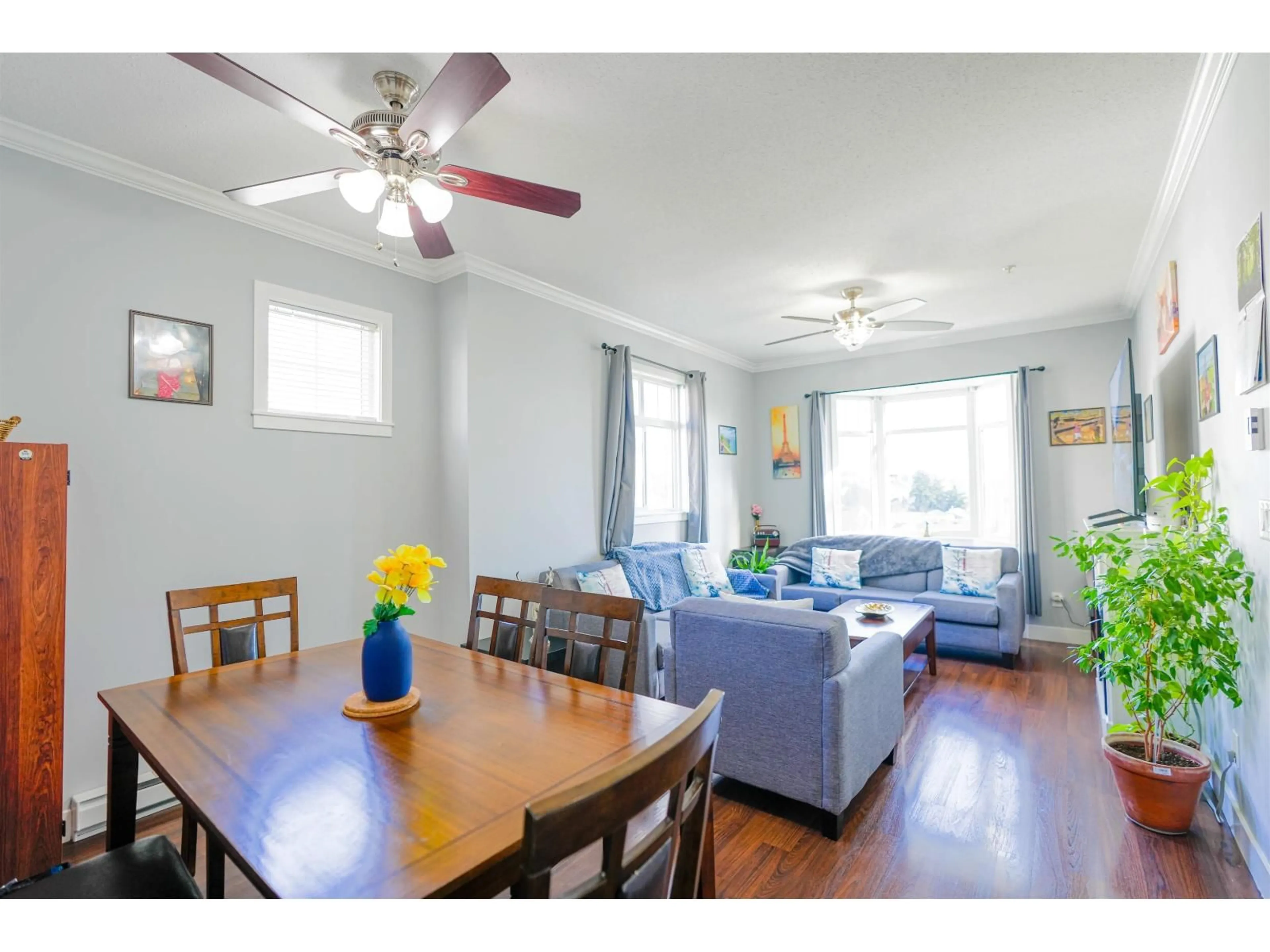 Living room with furniture, wood/laminate floor for 26 - 19551 66 AVENUE, Surrey British Columbia V4N0Z5