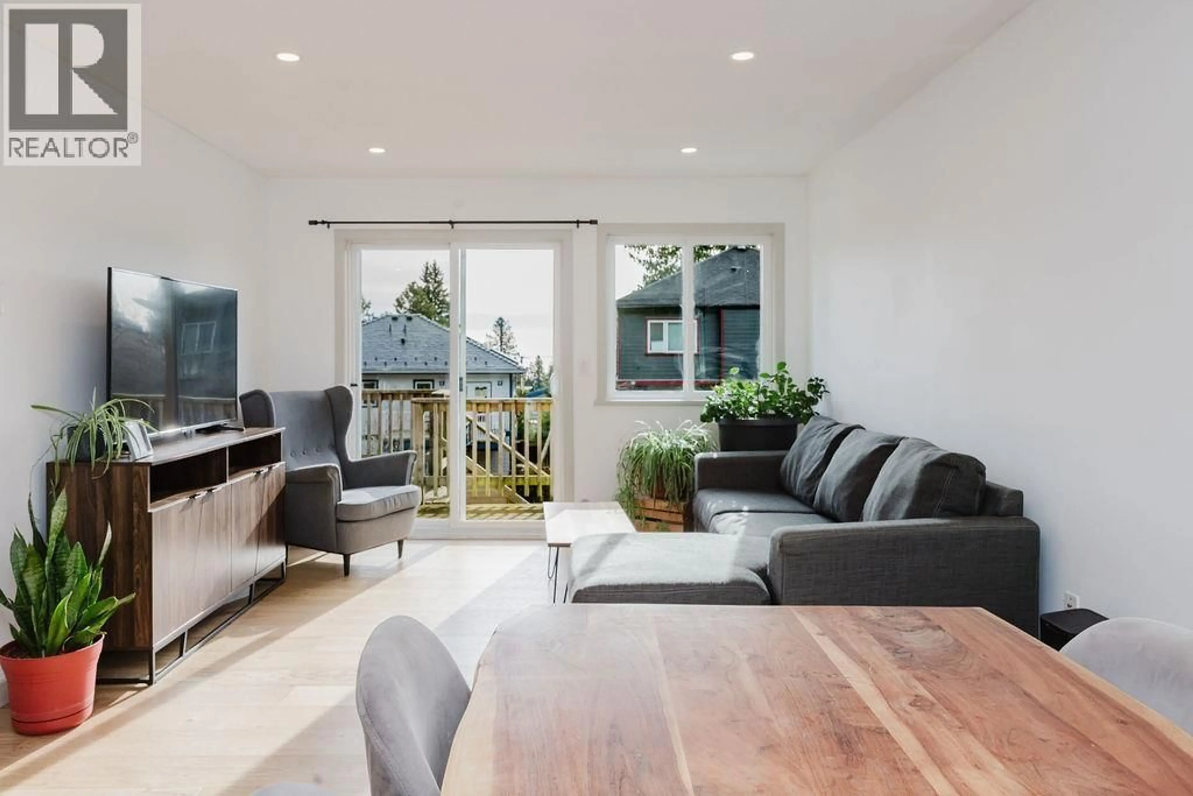 Living room with furniture, wood/laminate floor for 723 TRICKLEBROOK WAY, Gibsons British Columbia V0N1V9