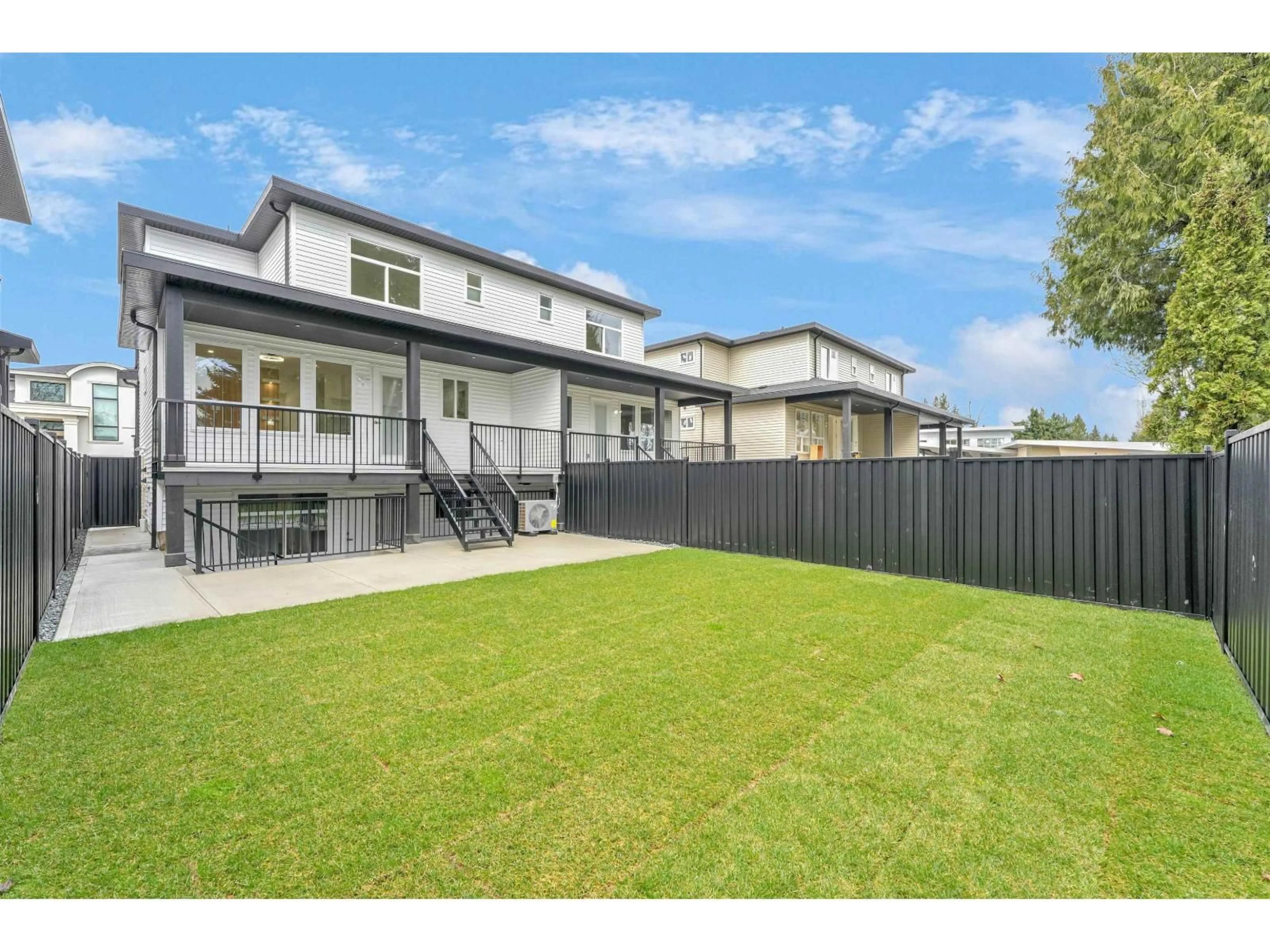 A pic from outside/outdoor area/front of a property/back of a property/a pic from drone, street for 5 - 2168 VINEWOOD STREET WEST, Abbotsford British Columbia V2S3H4