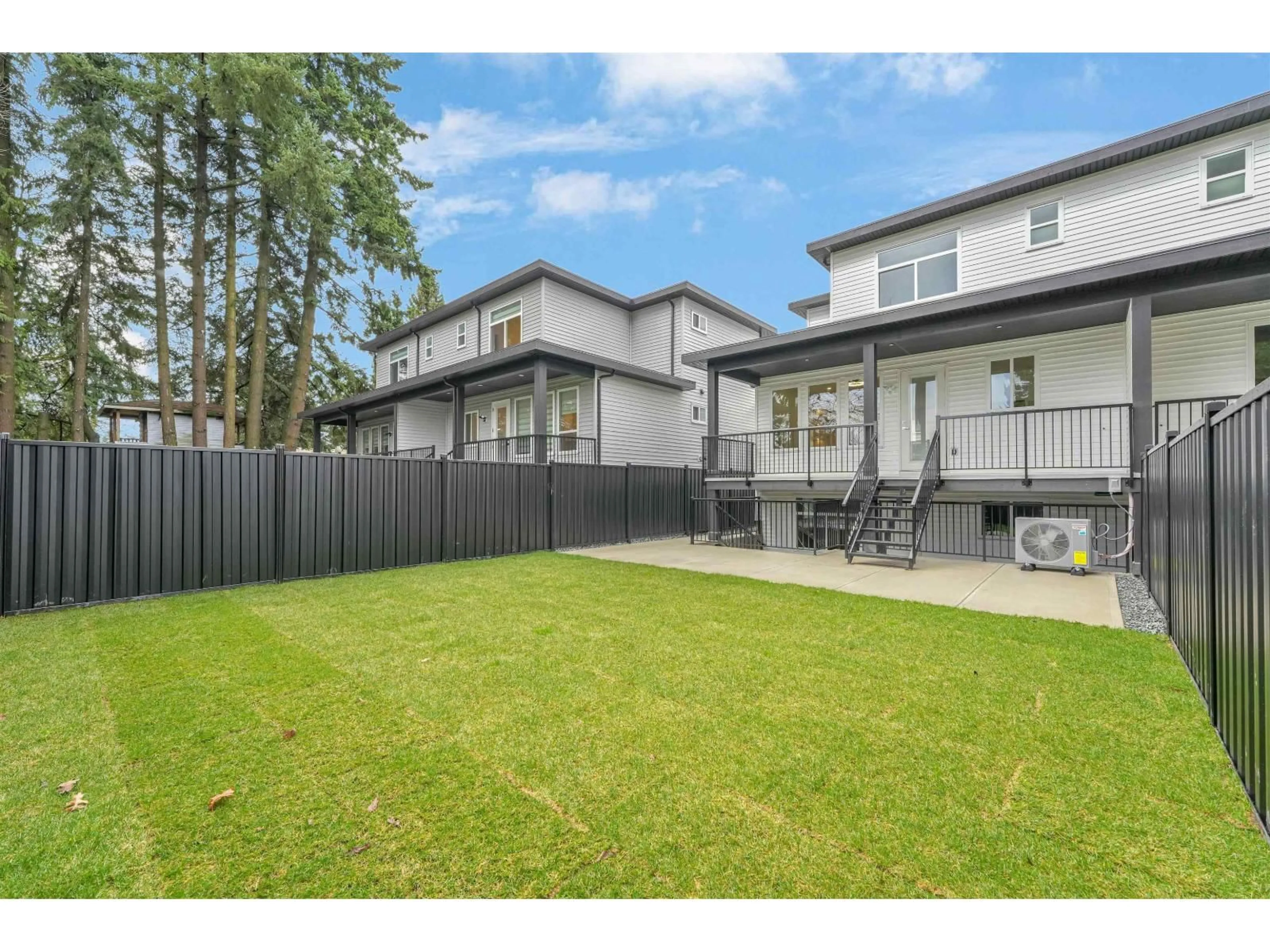 A pic from outside/outdoor area/front of a property/back of a property/a pic from drone, street for 5 - 2168 VINEWOOD STREET WEST, Abbotsford British Columbia V2S3H4