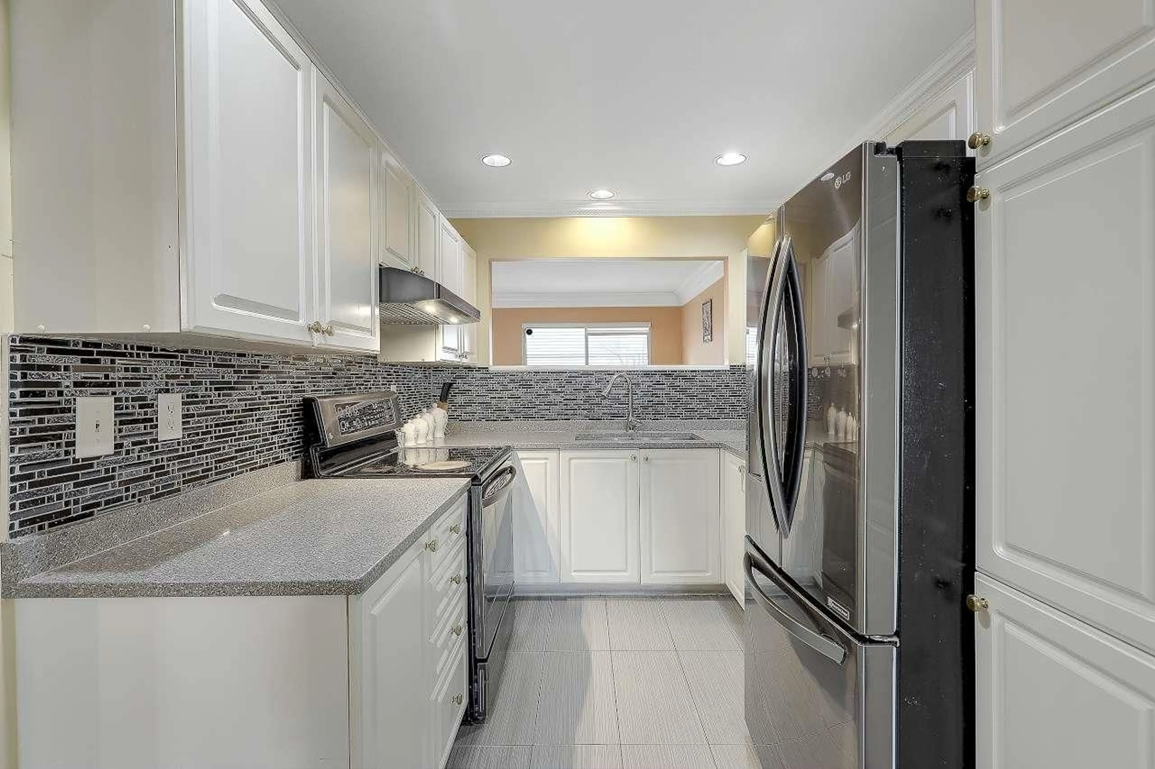 Contemporary kitchen, ceramic/tile floor for 46 - 10038 155 STREET, Surrey British Columbia V3R0S2