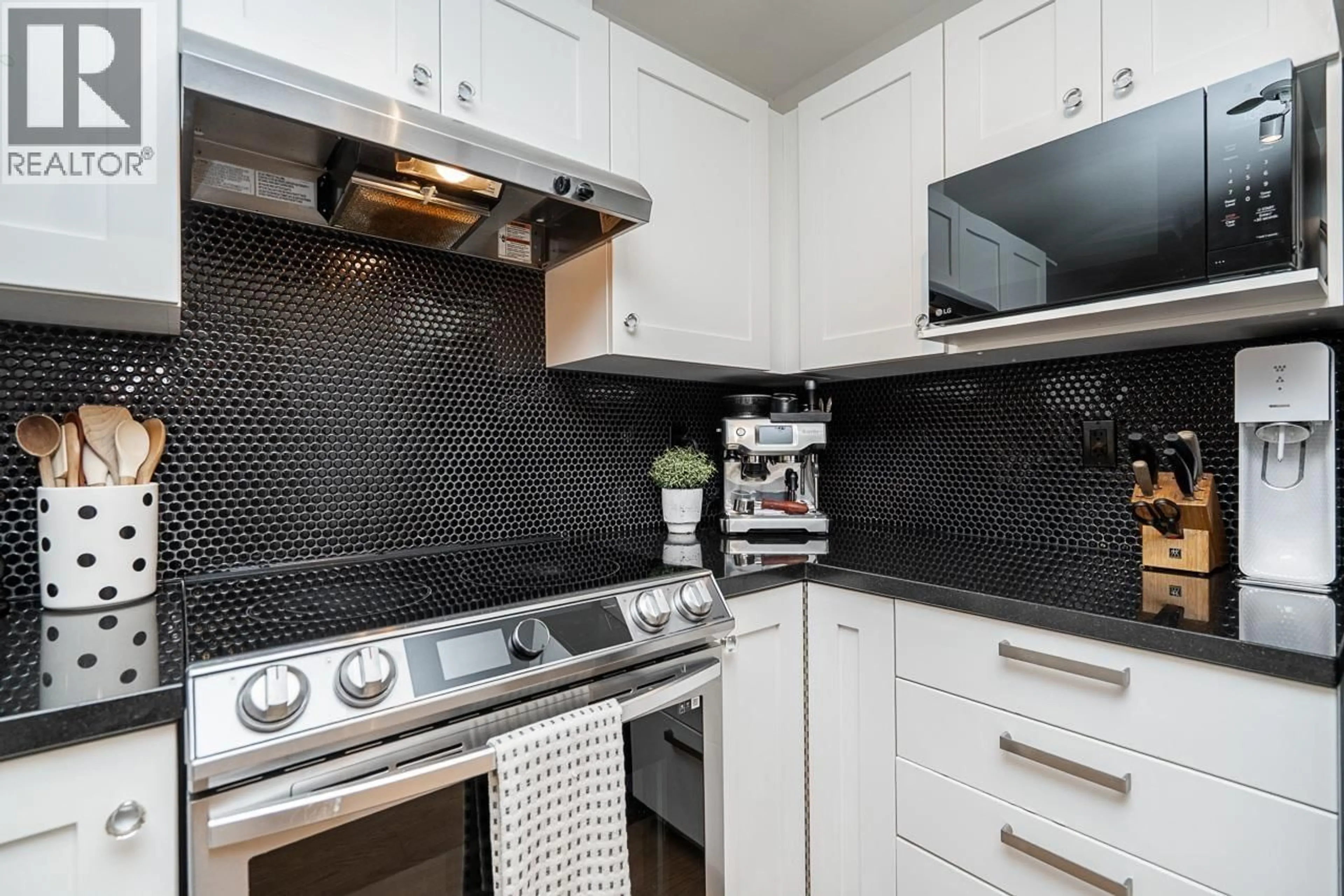 Standard kitchen, ceramic/tile floor for 326 - 738 29TH AVENUE, Vancouver British Columbia V5V0B6