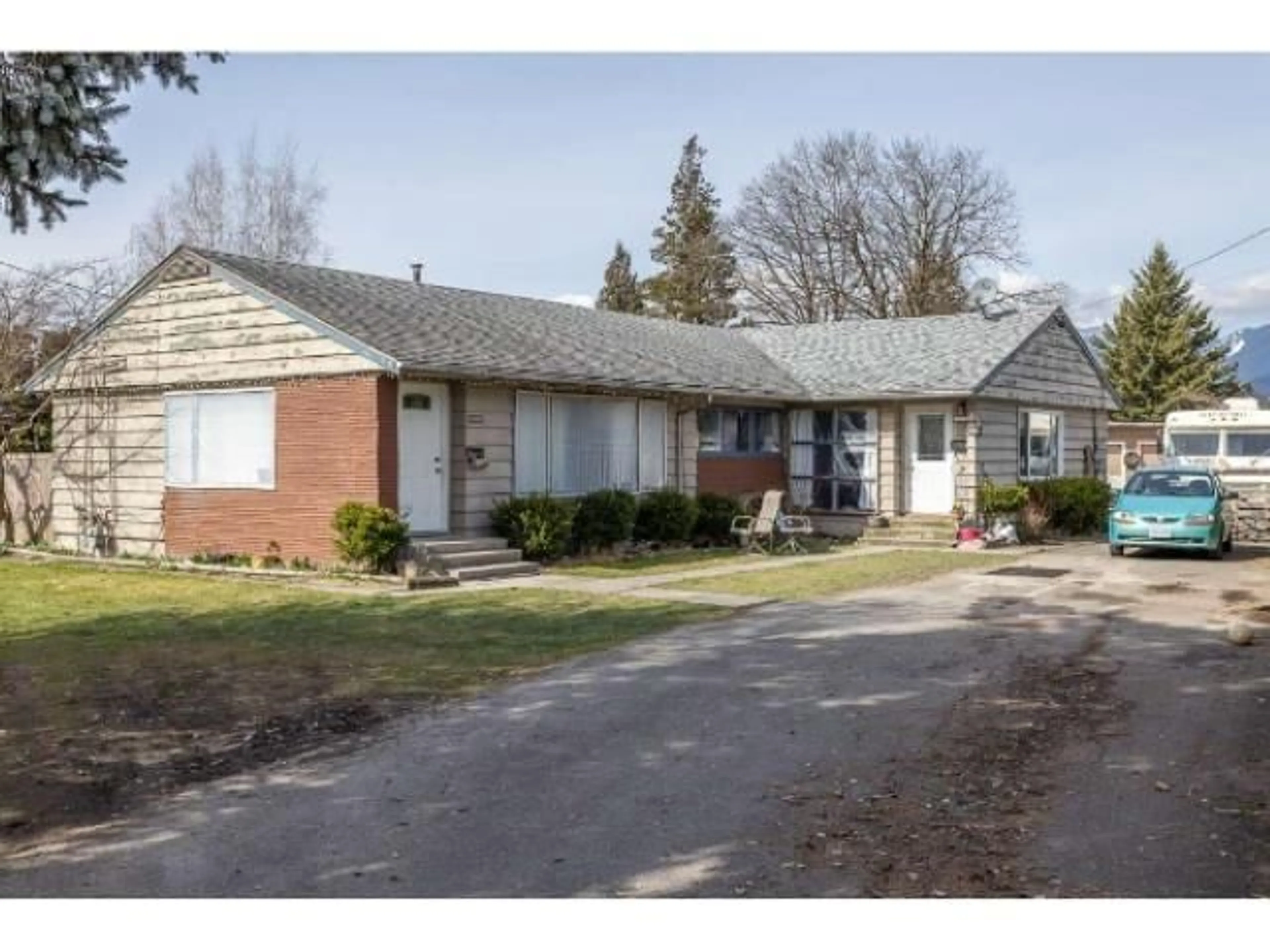 A pic from outside/outdoor area/front of a property/back of a property/a pic from drone, street for 46169 BROOKS AVENUE, Chilliwack British Columbia V2P1C2