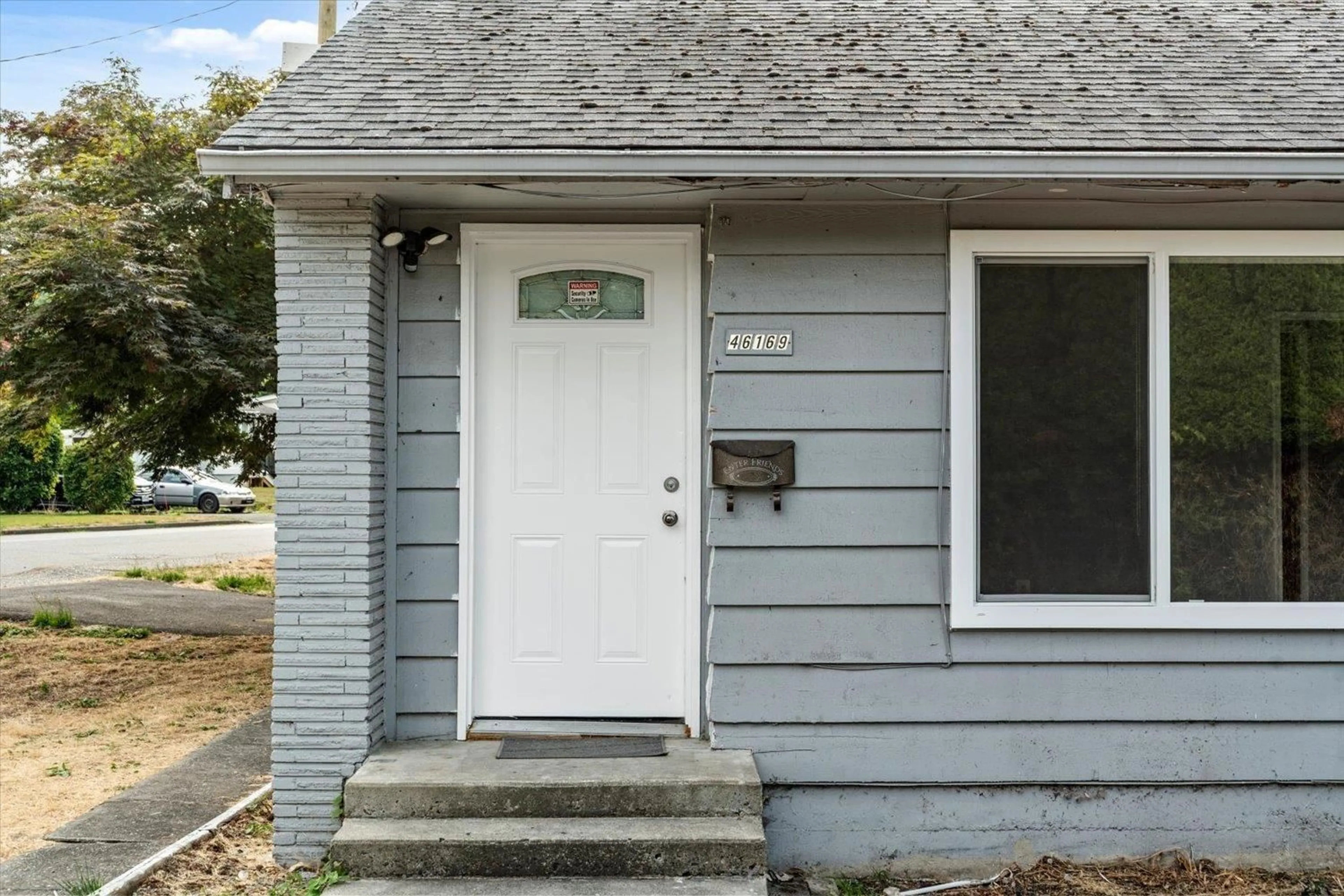 Home with vinyl exterior material, street for 46169 BROOKS AVENUE, Chilliwack British Columbia V2P1C2
