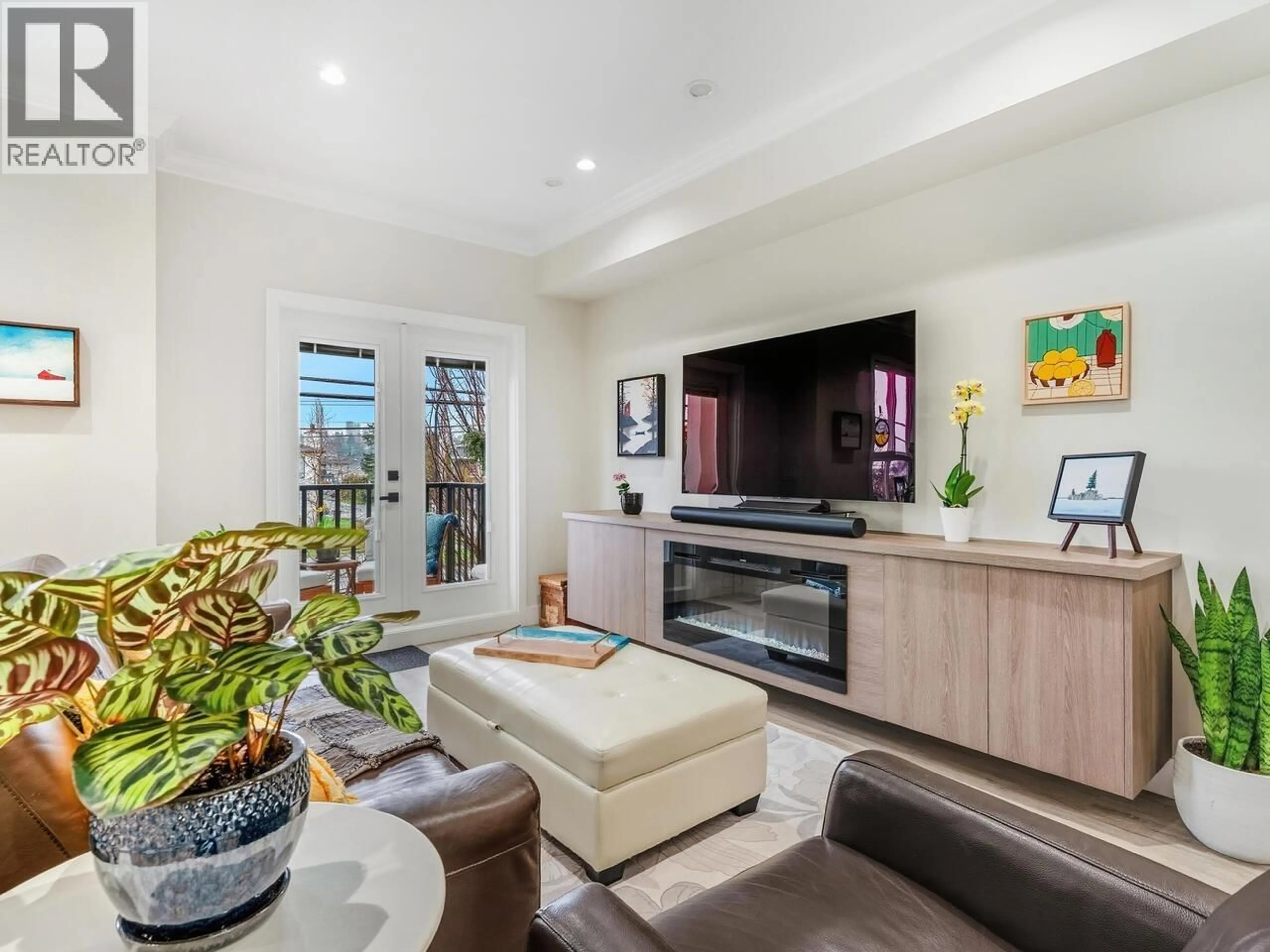 Living room with furniture, unknown for 2 - 608 EWEN AVENUE, New Westminster British Columbia V3M0M8