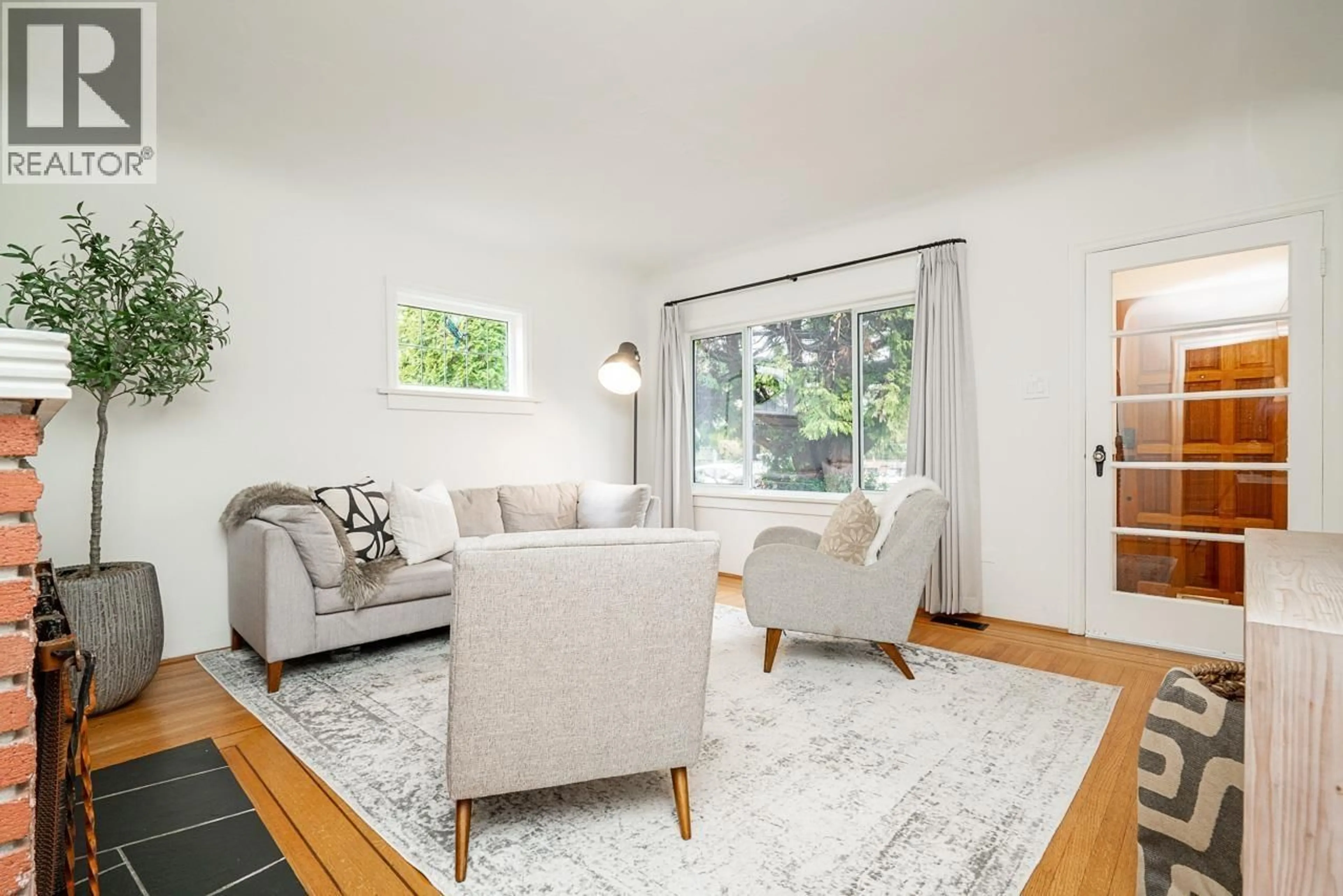 Living room with furniture, unknown for 134 40TH AVENUE, Vancouver British Columbia V5Y2R2