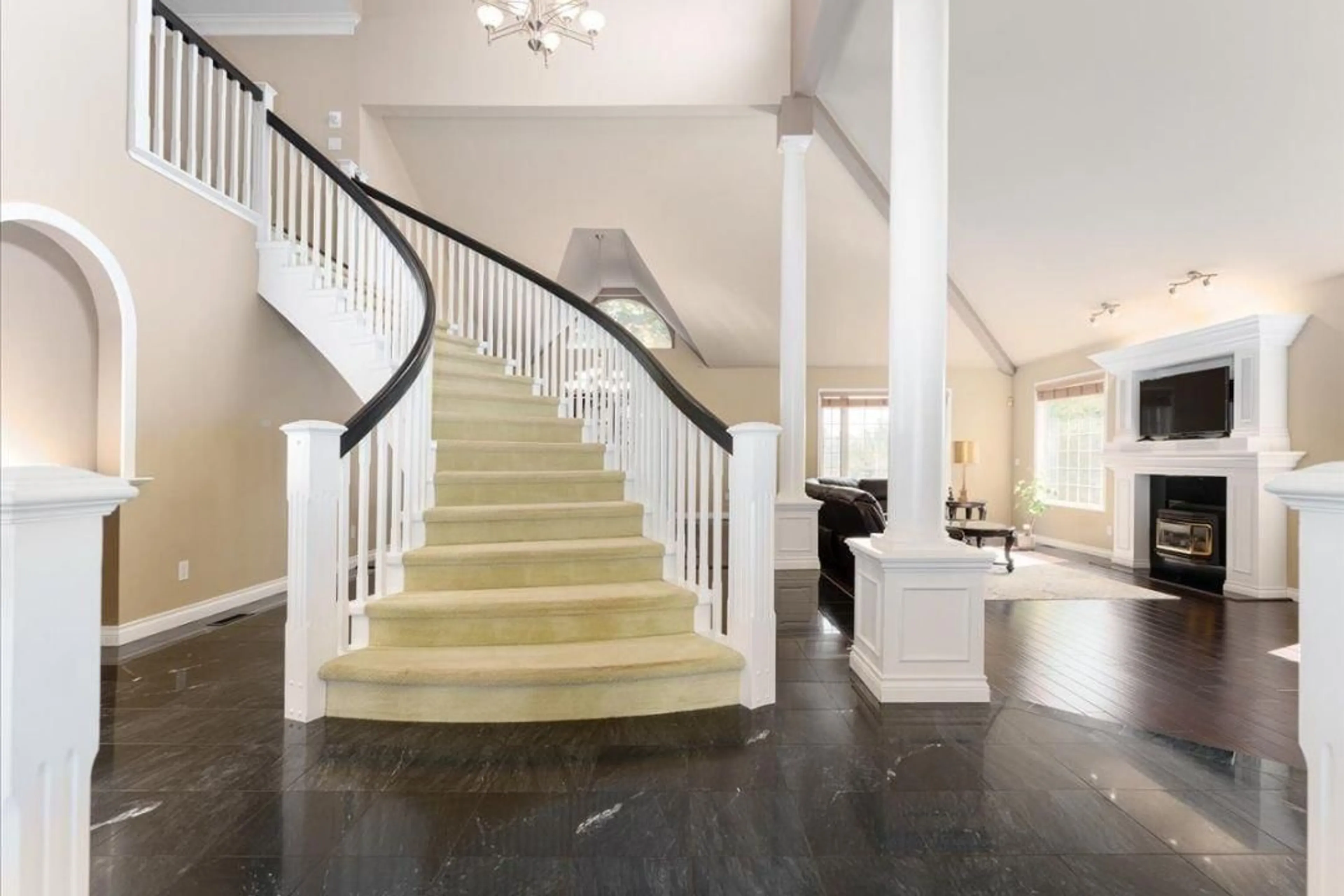 Indoor foyer for 18935 57 AVENUE, Surrey British Columbia V3S7M4
