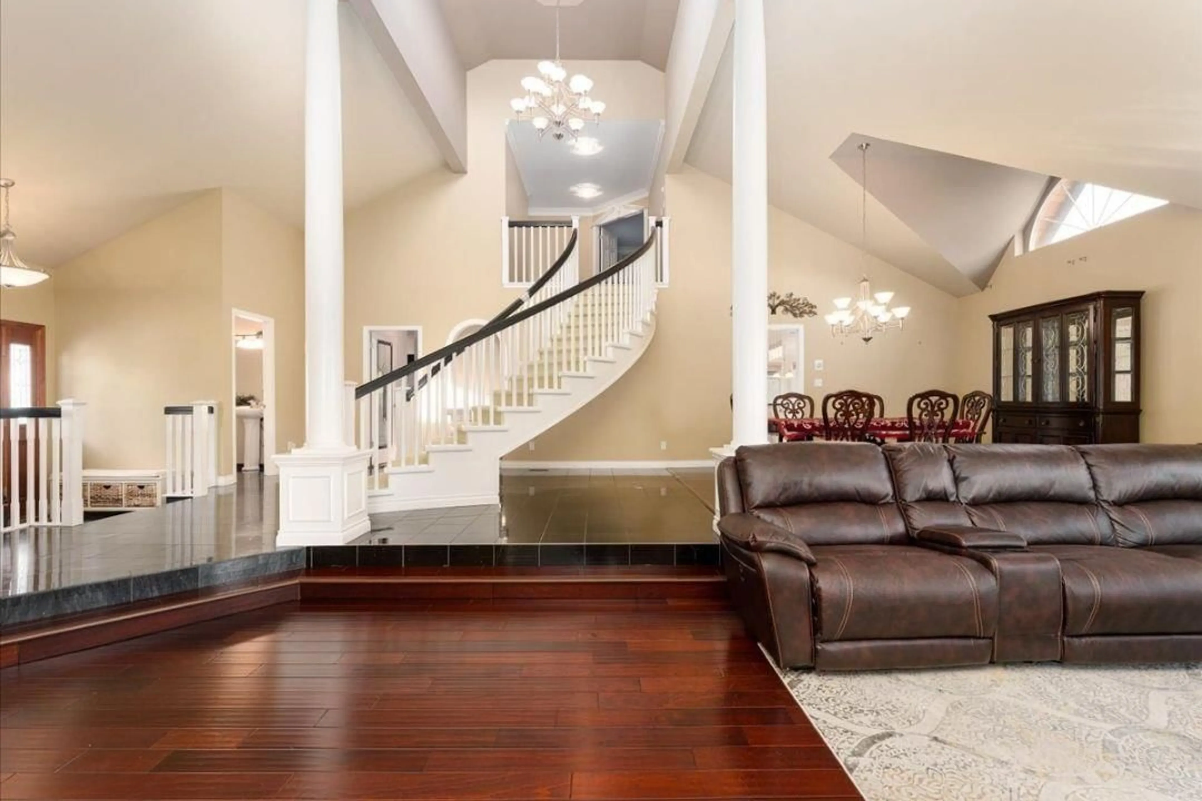Indoor foyer for 18935 57 AVENUE, Surrey British Columbia V3S7M4