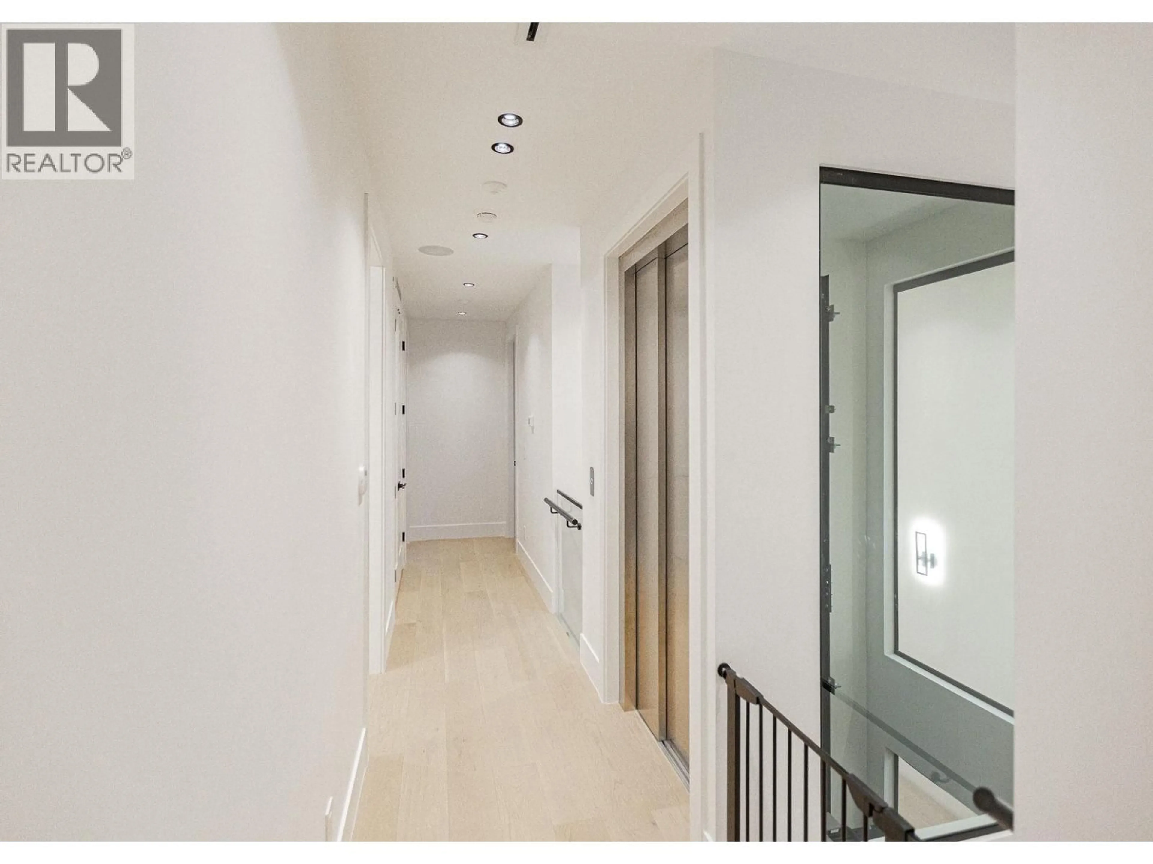 Indoor foyer for 2051 KING EDWARD AVENUE, Vancouver British Columbia V6J2W8