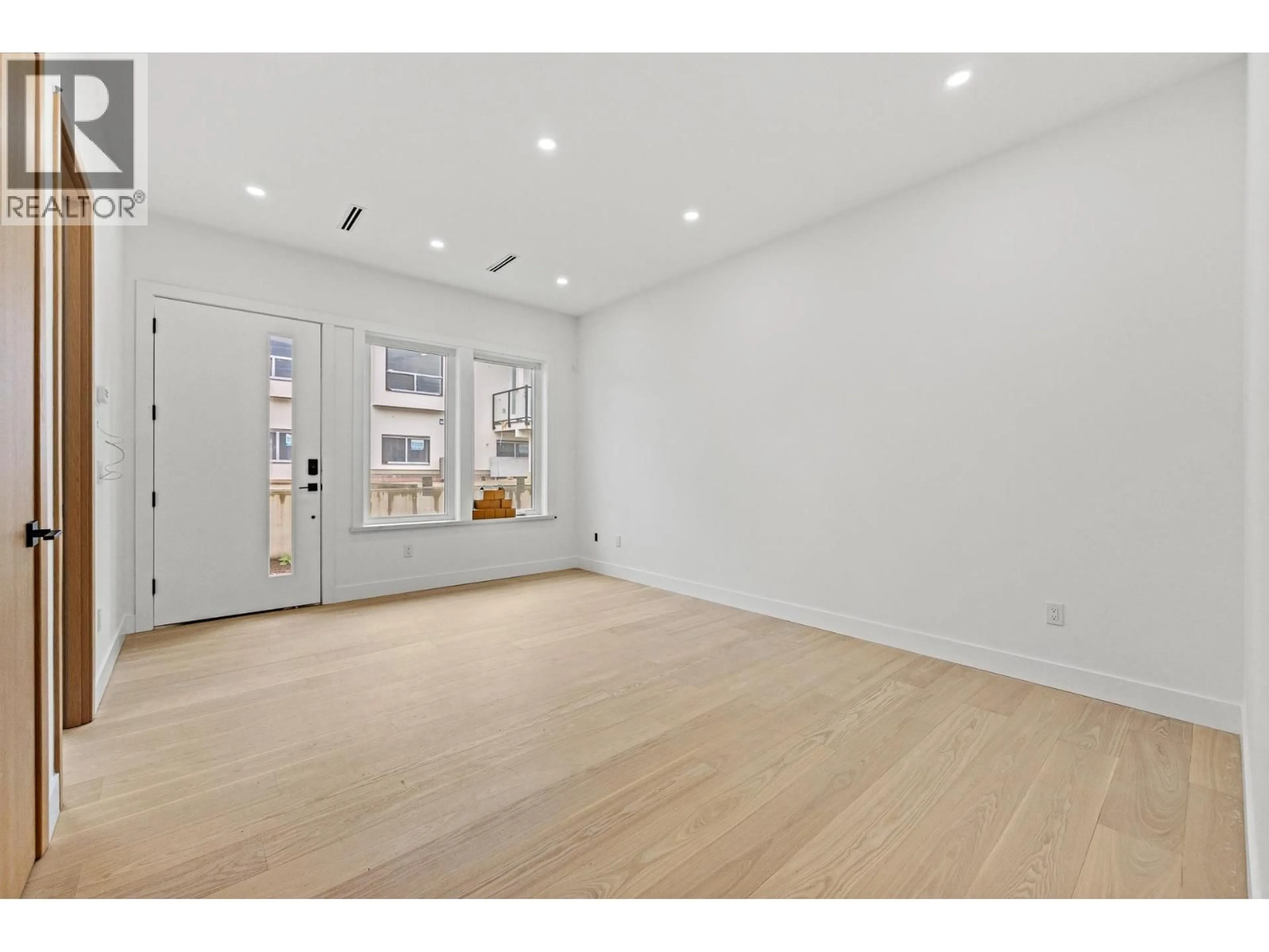 A pic of a room for 4 - 5091 BUXTON STREET, Burnaby British Columbia V5H1J7