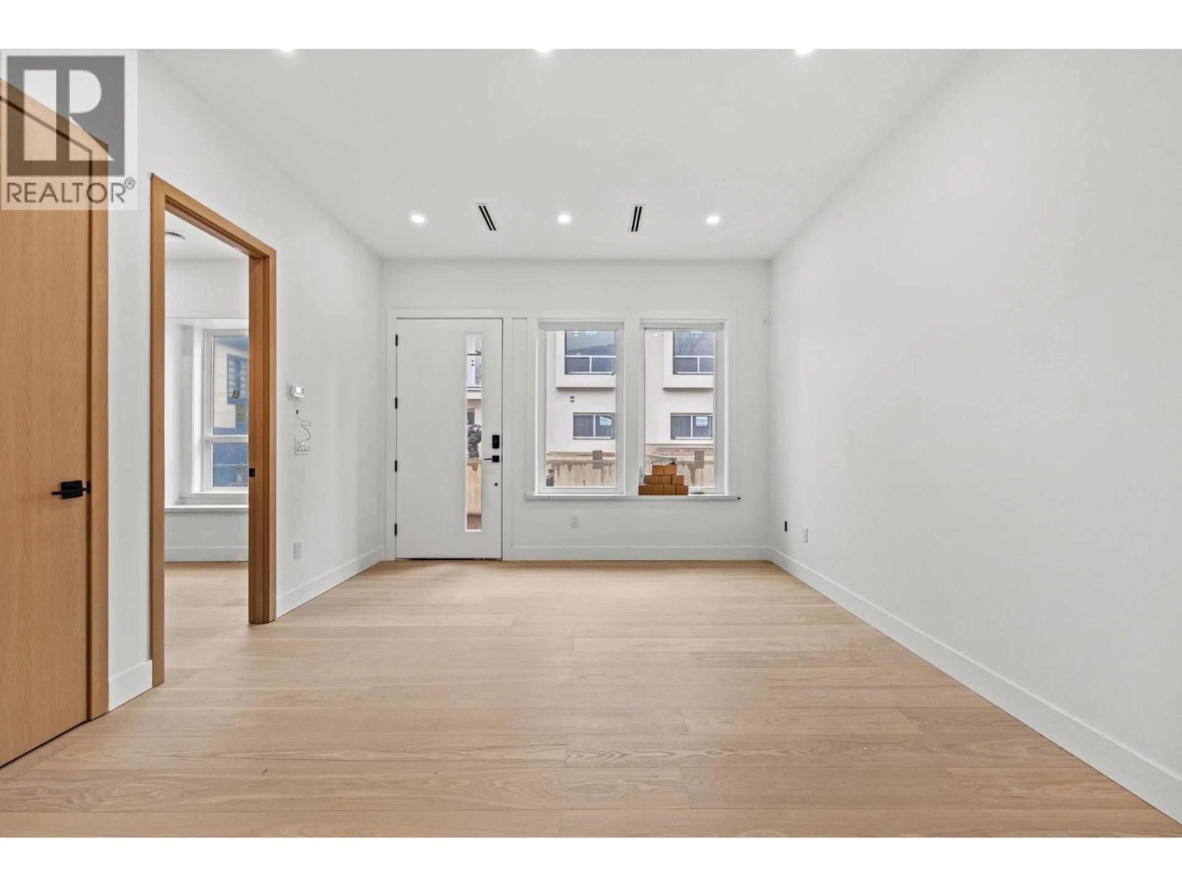 Indoor entryway for 4 - 5091 BUXTON STREET, Burnaby British Columbia V5H1J7