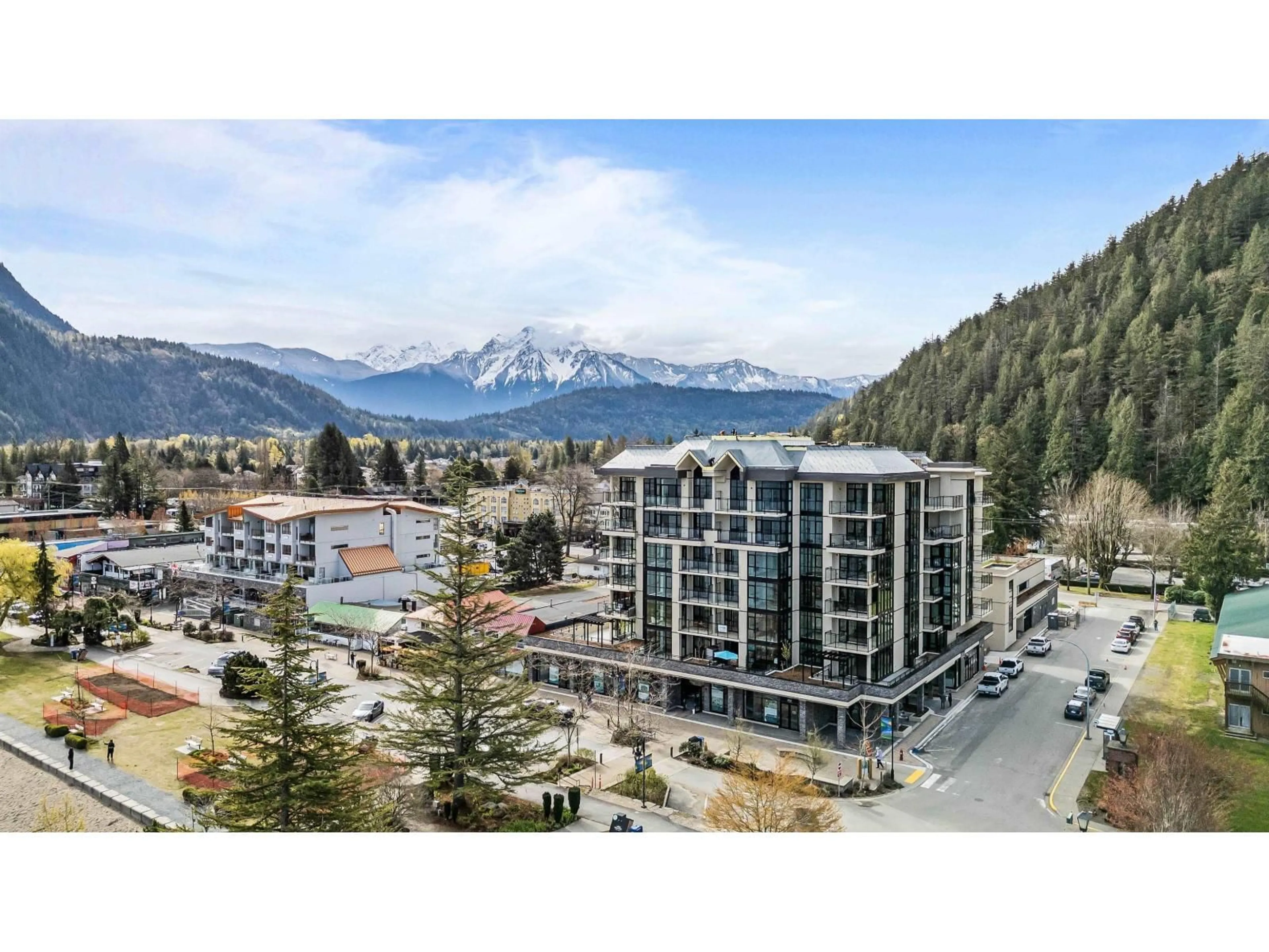 A pic from outside/outdoor area/front of a property/back of a property/a pic from drone, mountain view for 702 - 120 ESPLANADE AVENUE, Harrison Hot Springs British Columbia V0M1K0