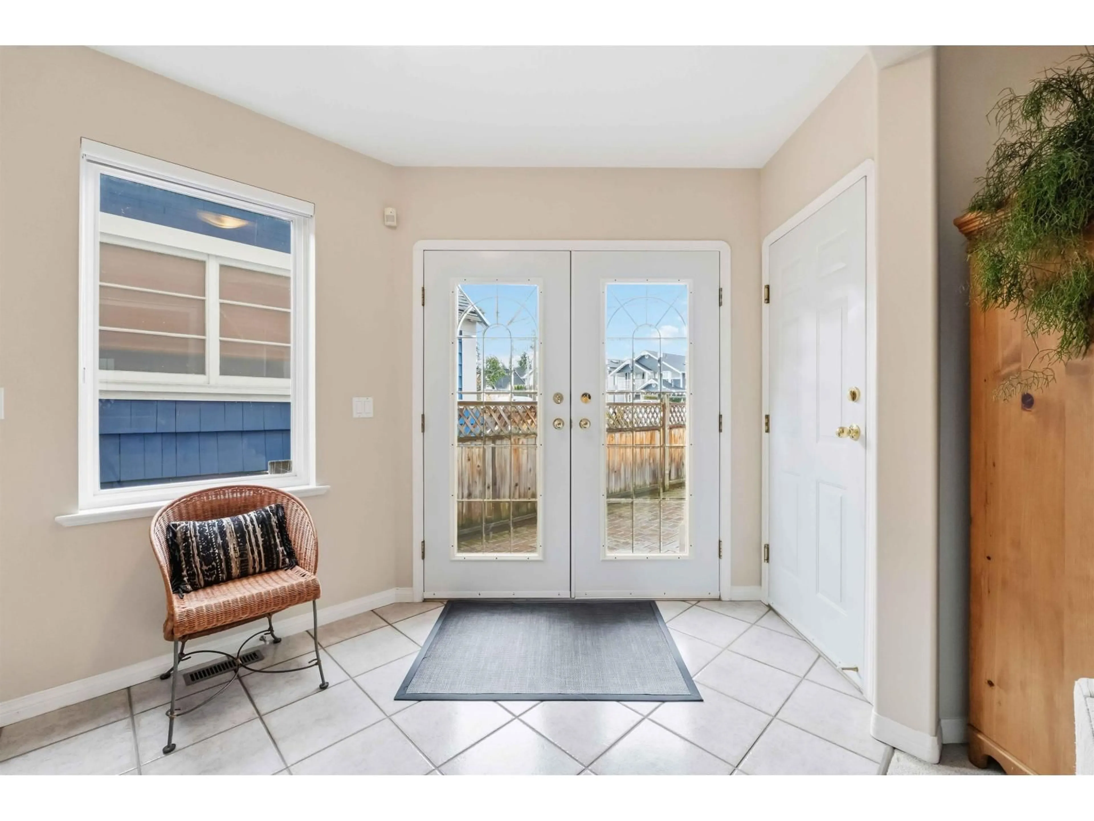 Indoor entryway for 886 LEE STREET, White Rock British Columbia V4B4N6