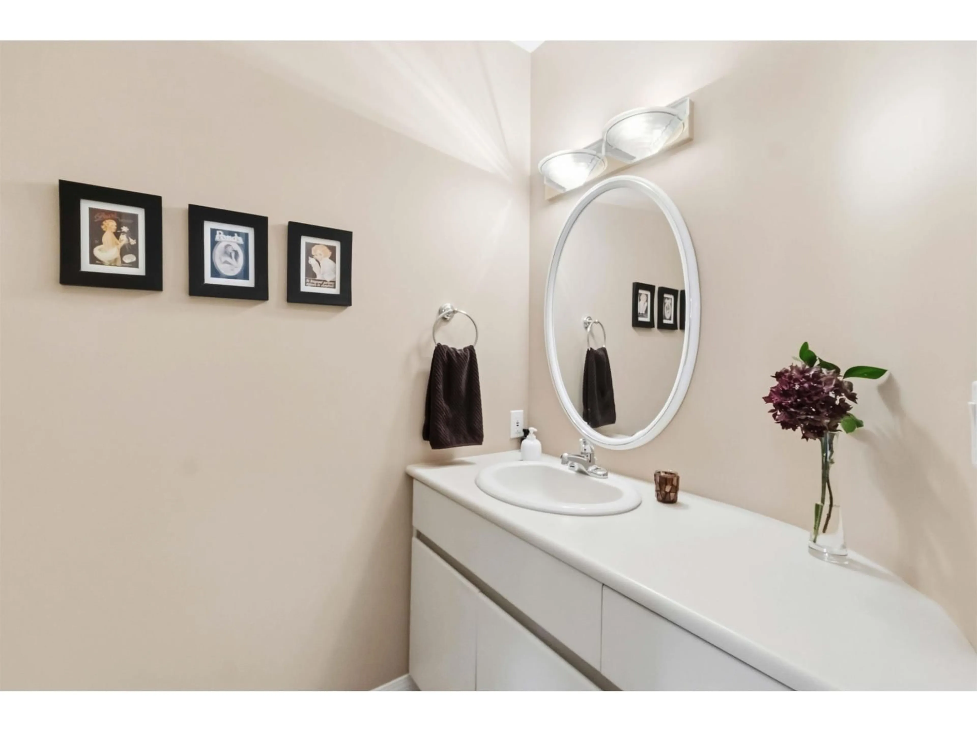 Standard bathroom, ceramic/tile floor for 886 LEE STREET, White Rock British Columbia V4B4N6