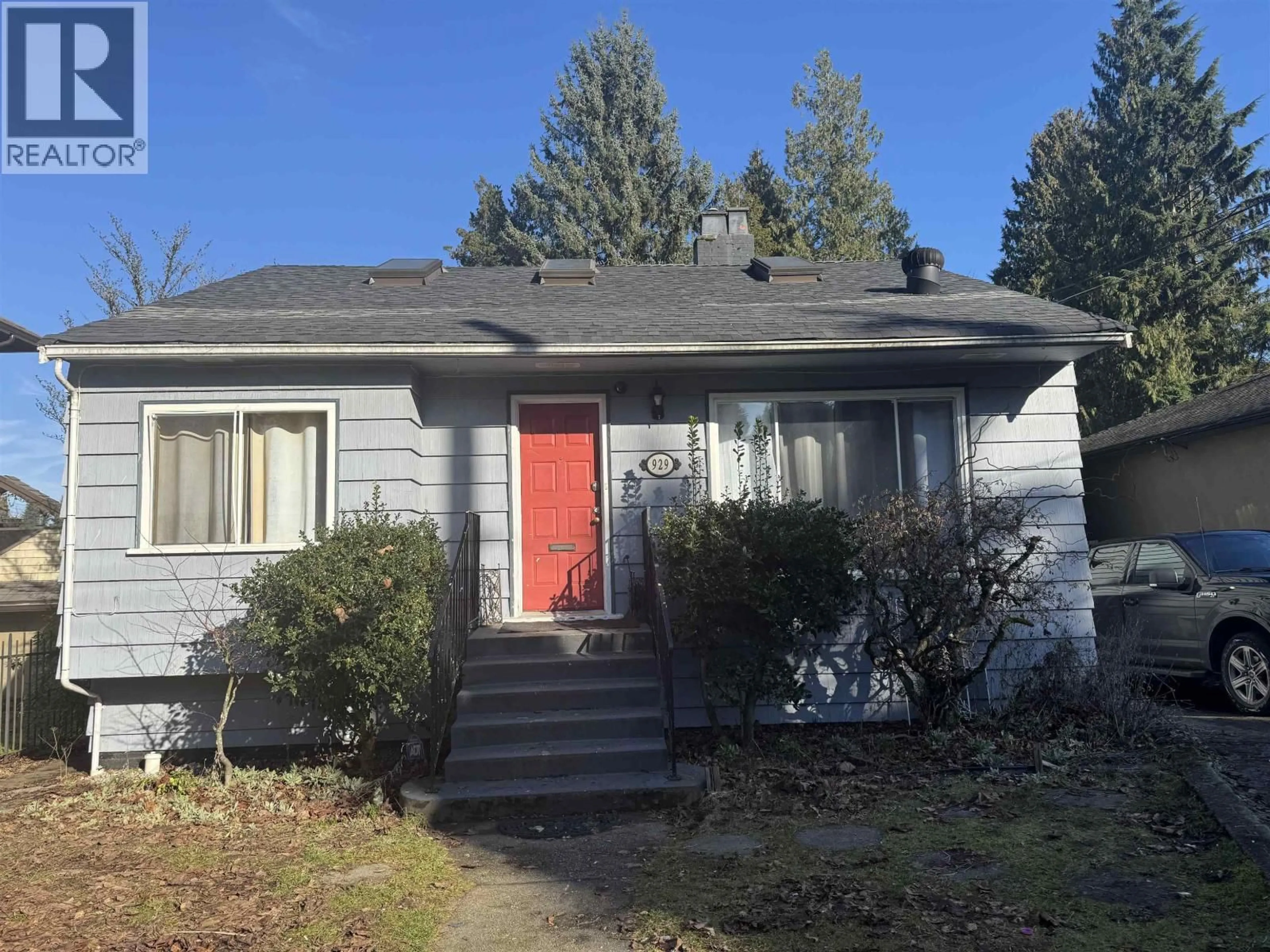 Home with vinyl exterior material, street for 929 SIXTH STREET, New Westminster British Columbia V3L3C8