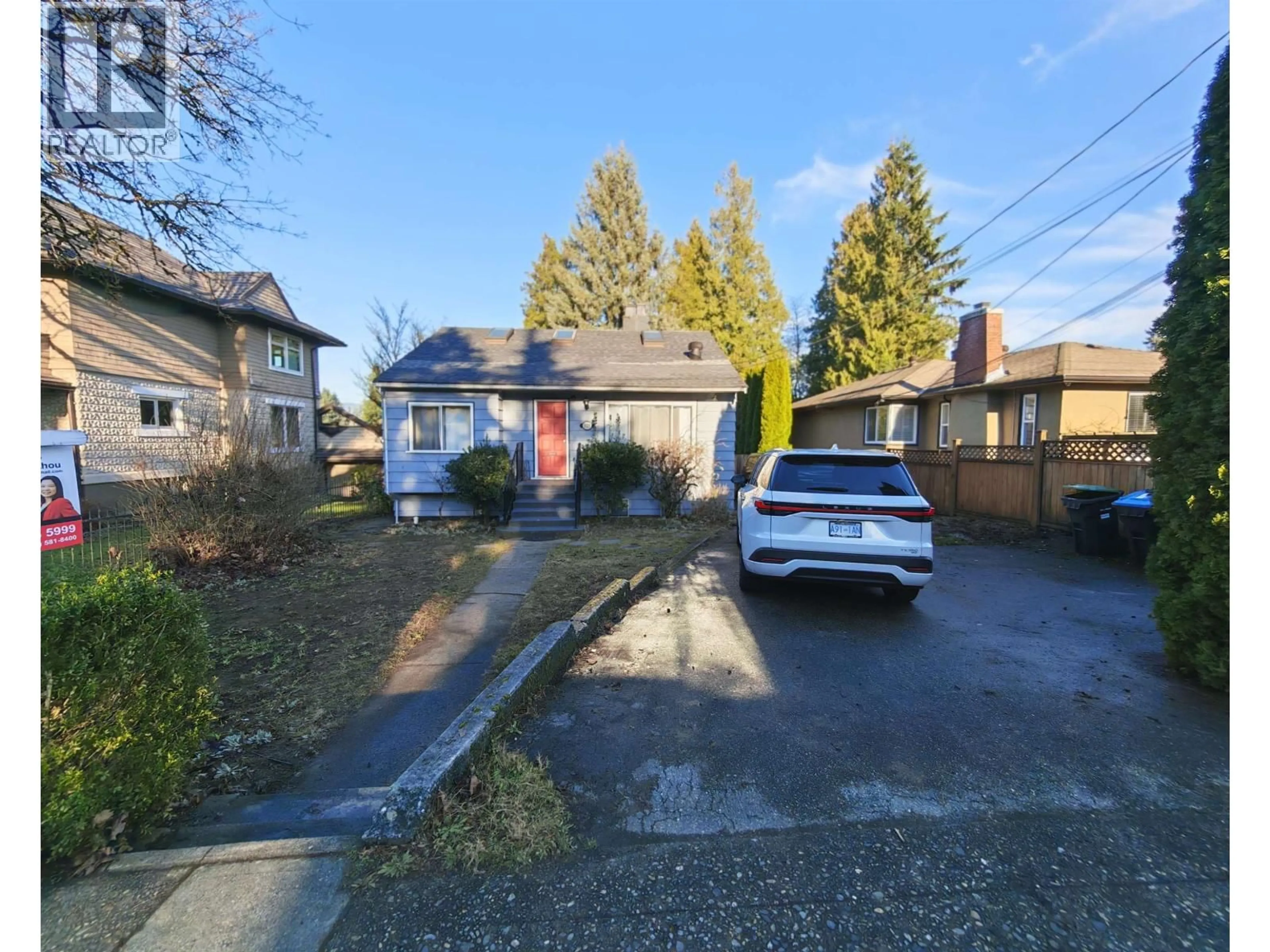 A pic from outside/outdoor area/front of a property/back of a property/a pic from drone, street for 929 SIXTH STREET, New Westminster British Columbia V3L3C8