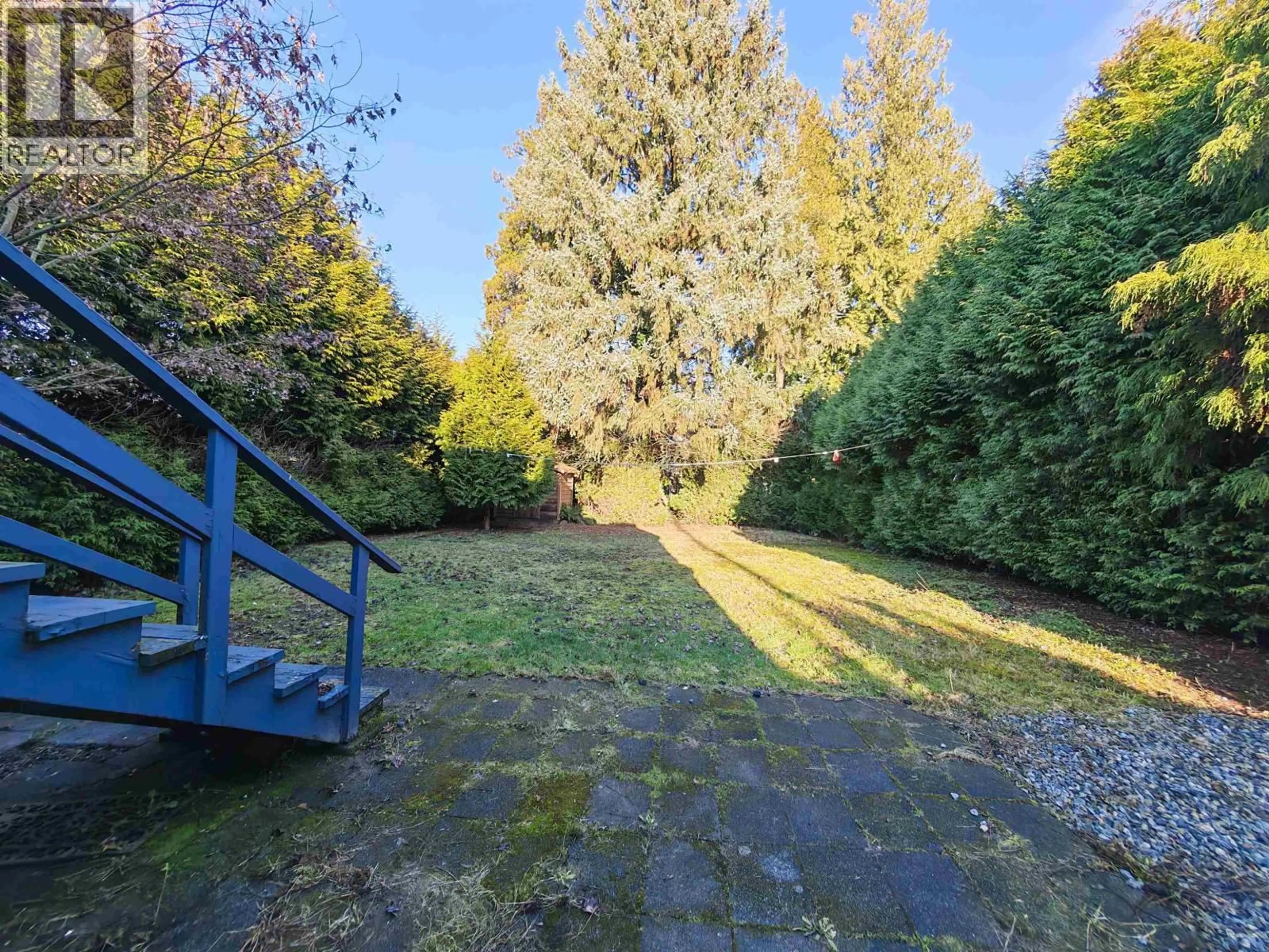A pic from outside/outdoor area/front of a property/back of a property/a pic from drone, forest/trees view for 929 SIXTH STREET, New Westminster British Columbia V3L3C8