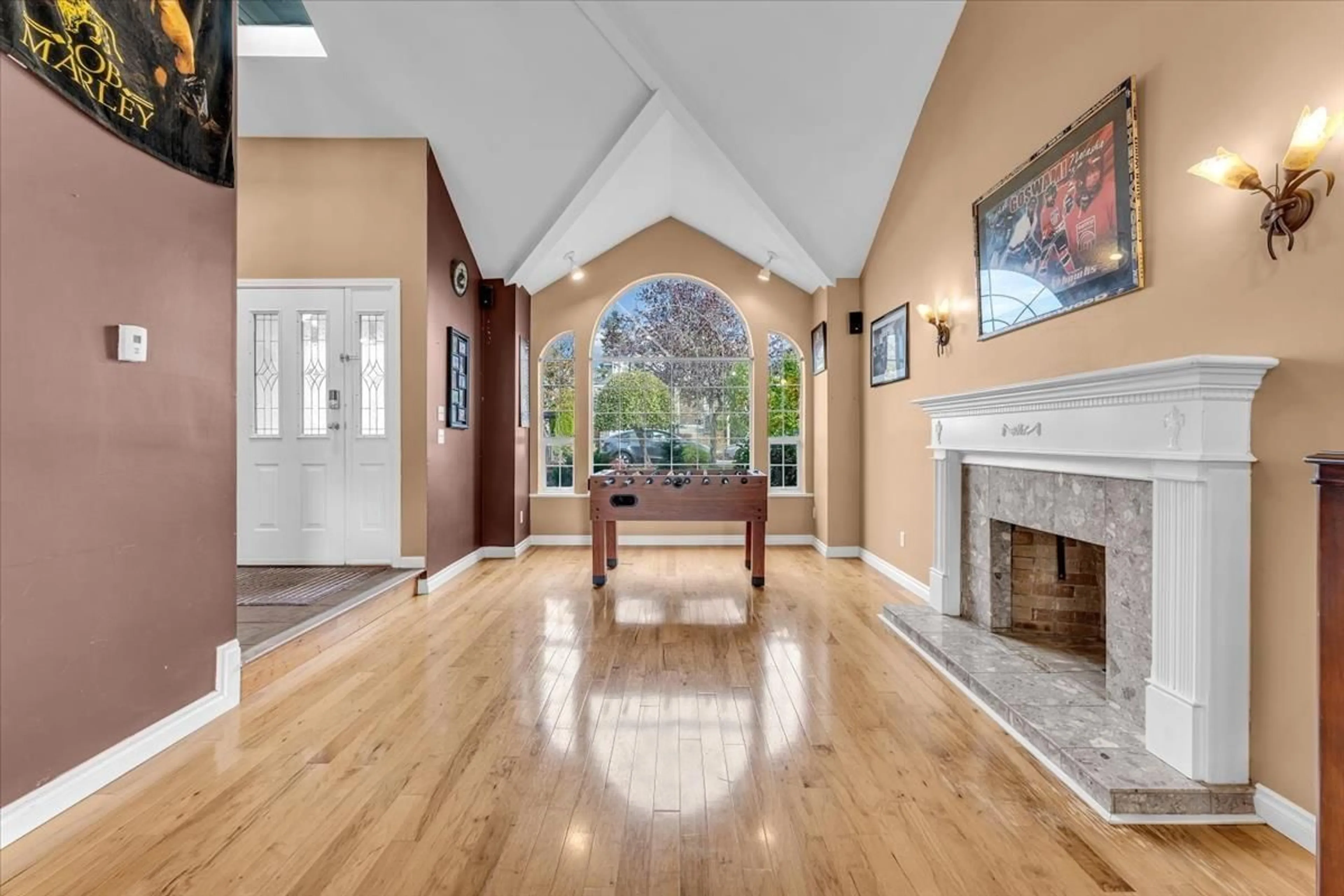 Indoor foyer for 14906 83A AVENUE, Surrey British Columbia V3S7S1
